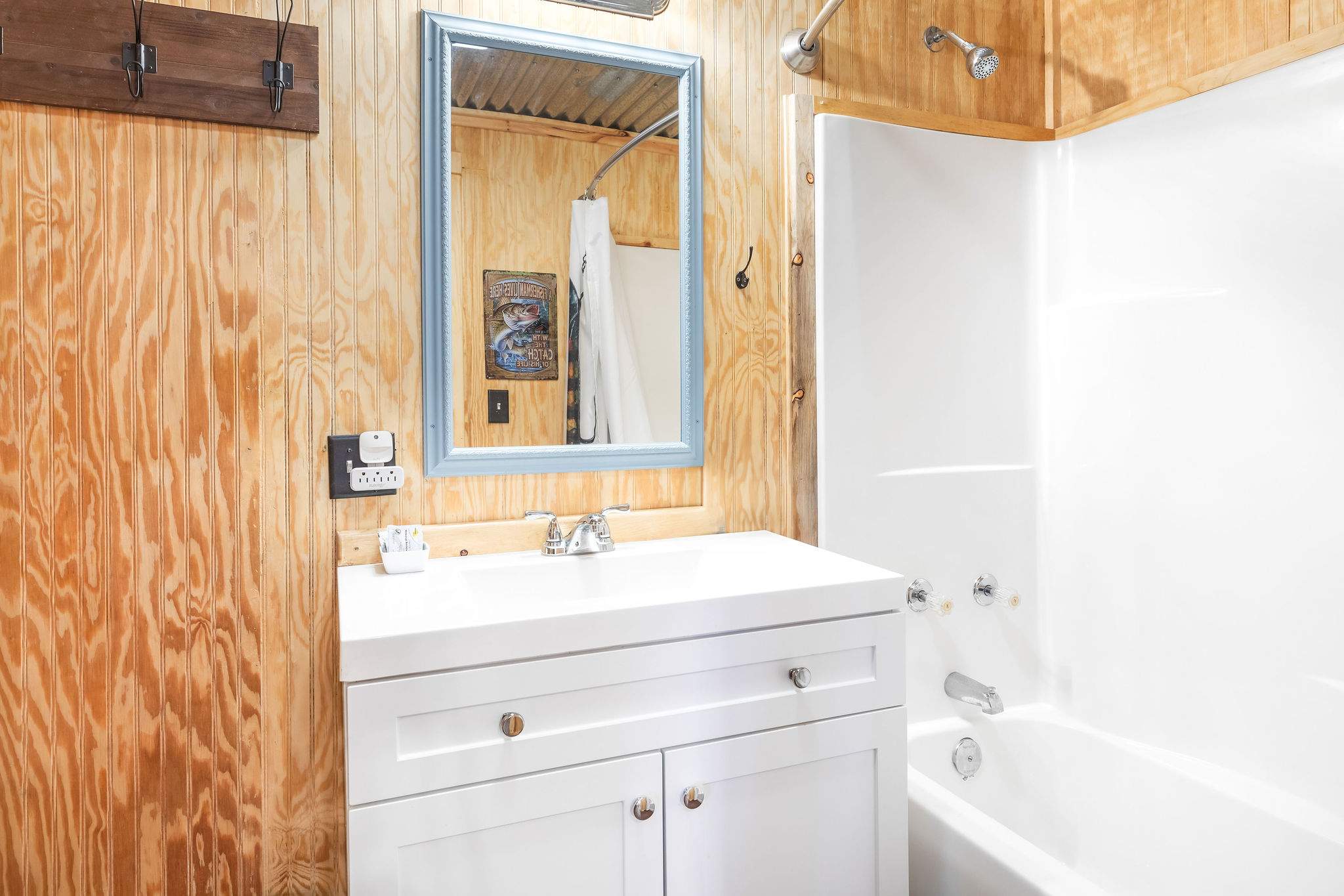 Shower/tub combo main bathroom