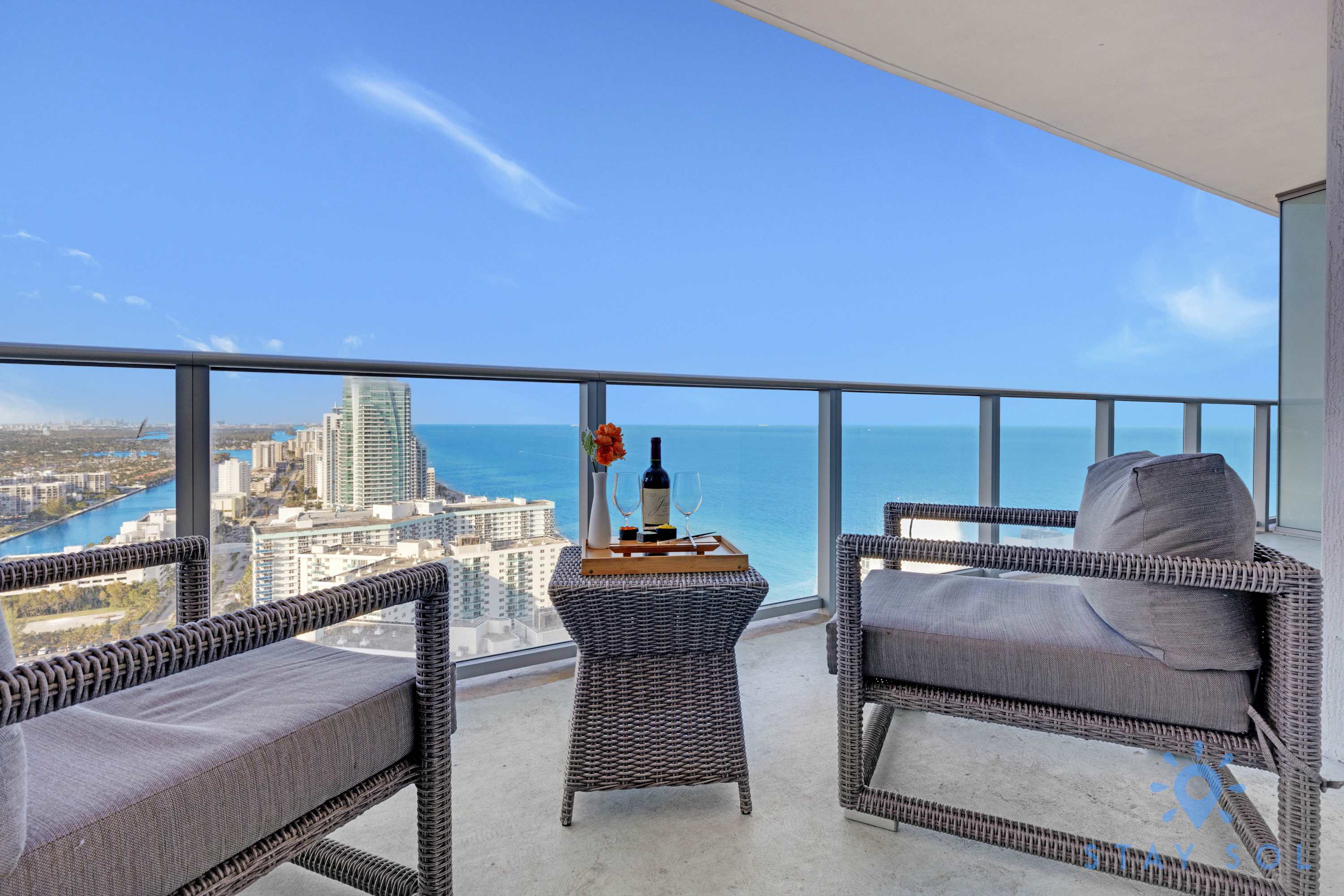 Luxury Apt w/Stunning View Balcony + Pool + Gym