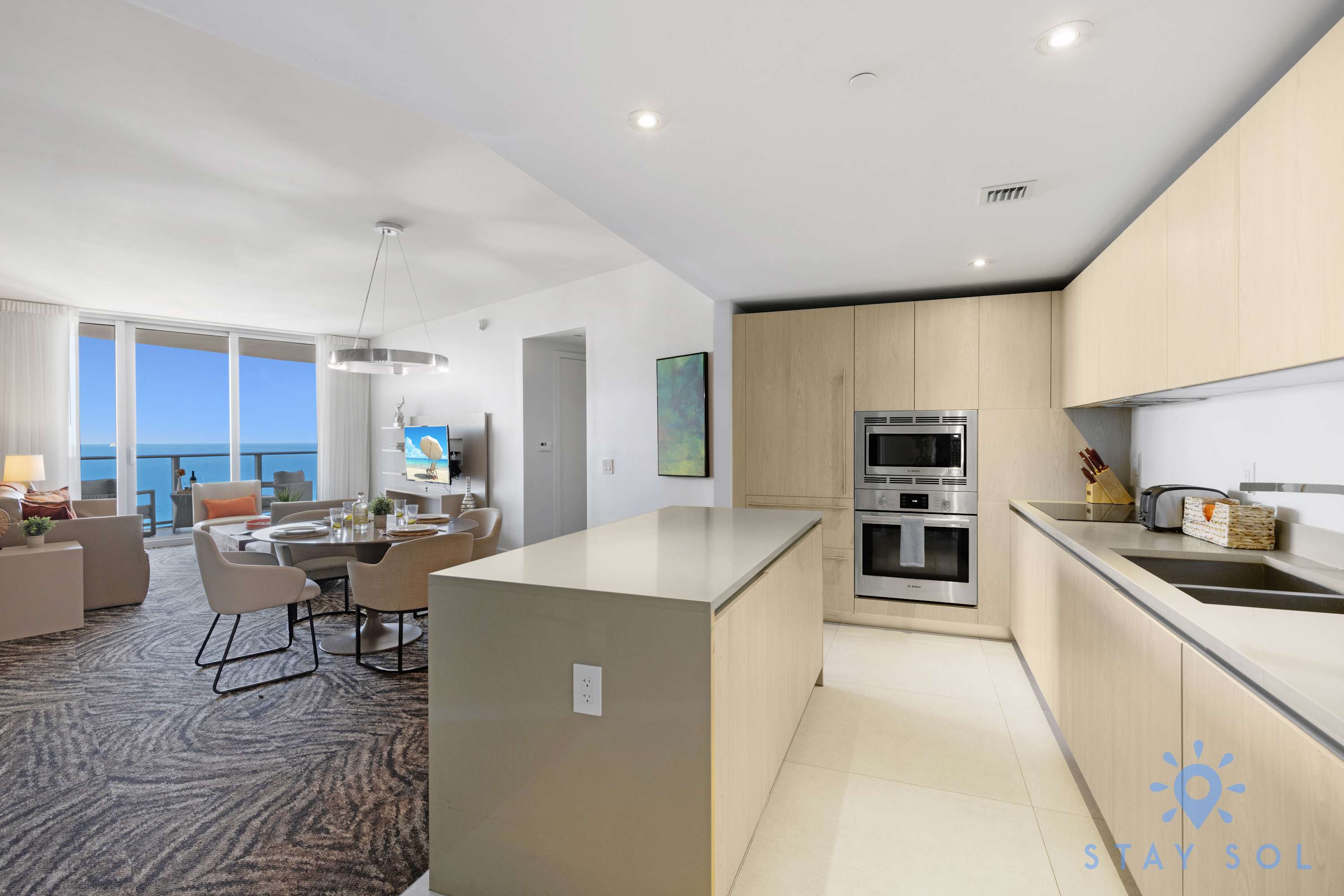 Amazing Apt w/Beautiful View Balcony + Pool + Gym