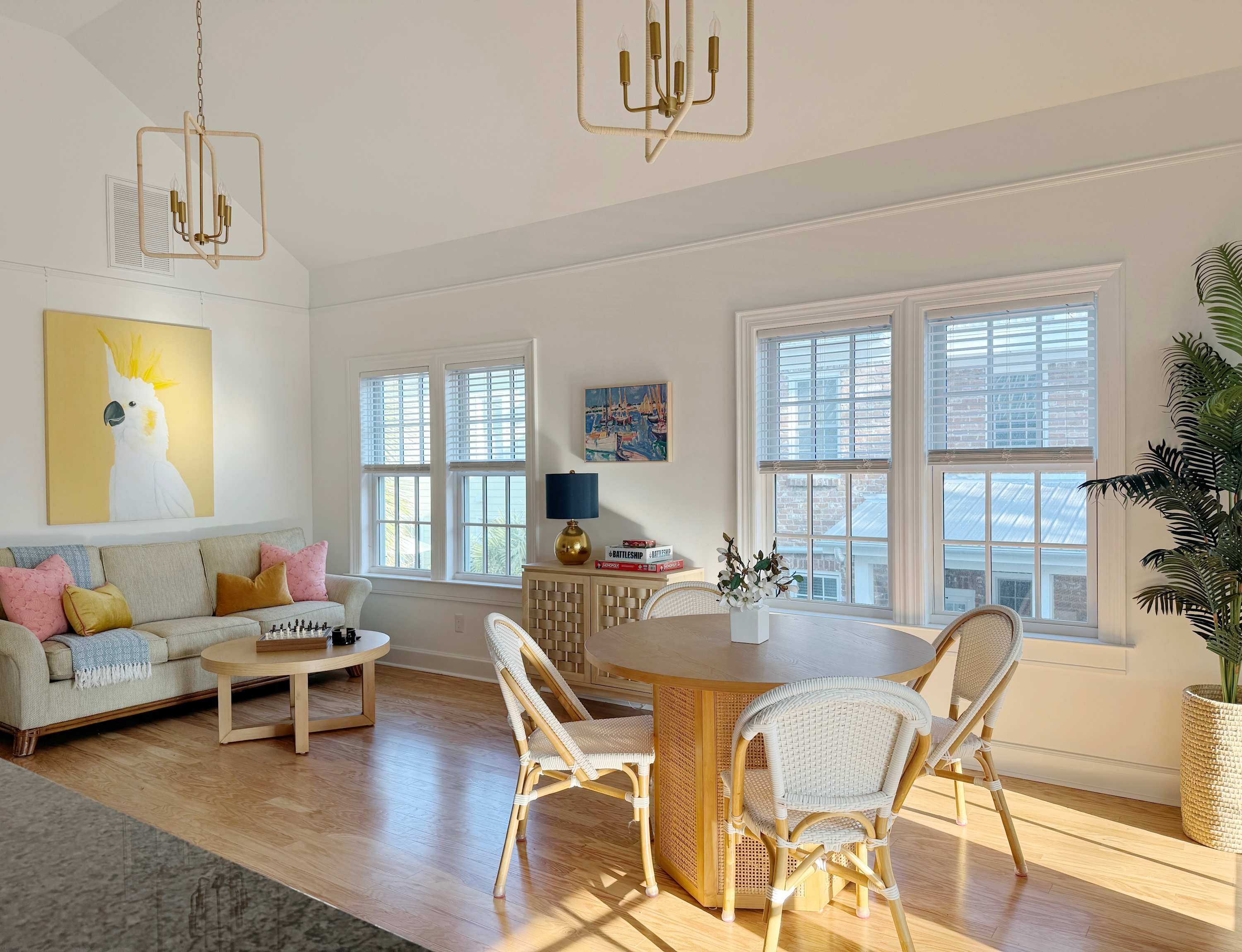 Sunny Downtown Savannah Carriage House
