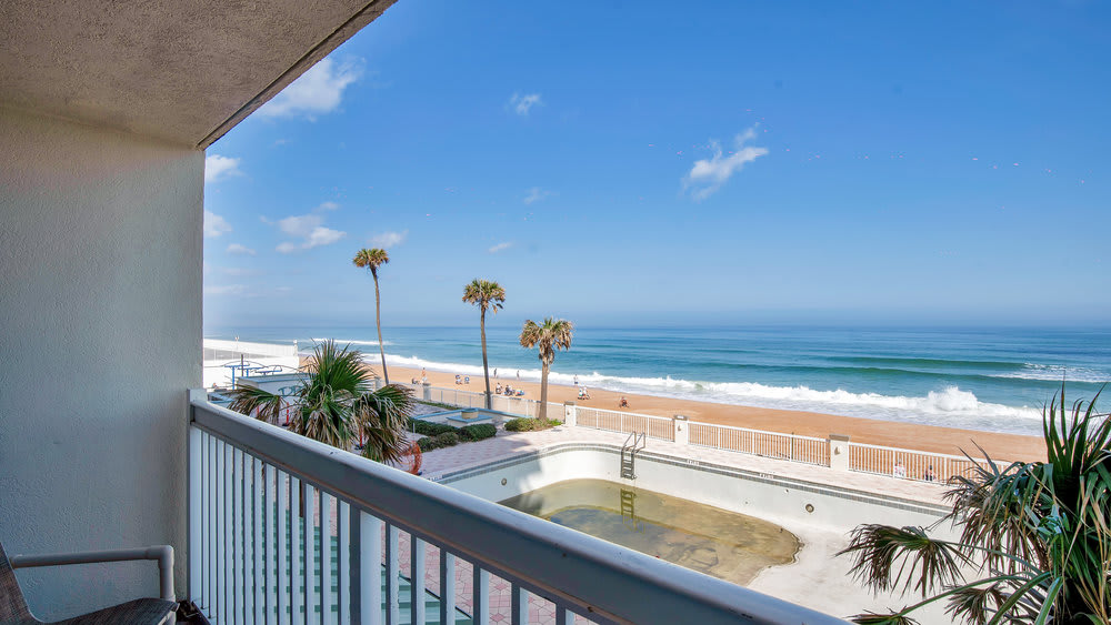 Waterfront studio w/ balcony steps from the shore