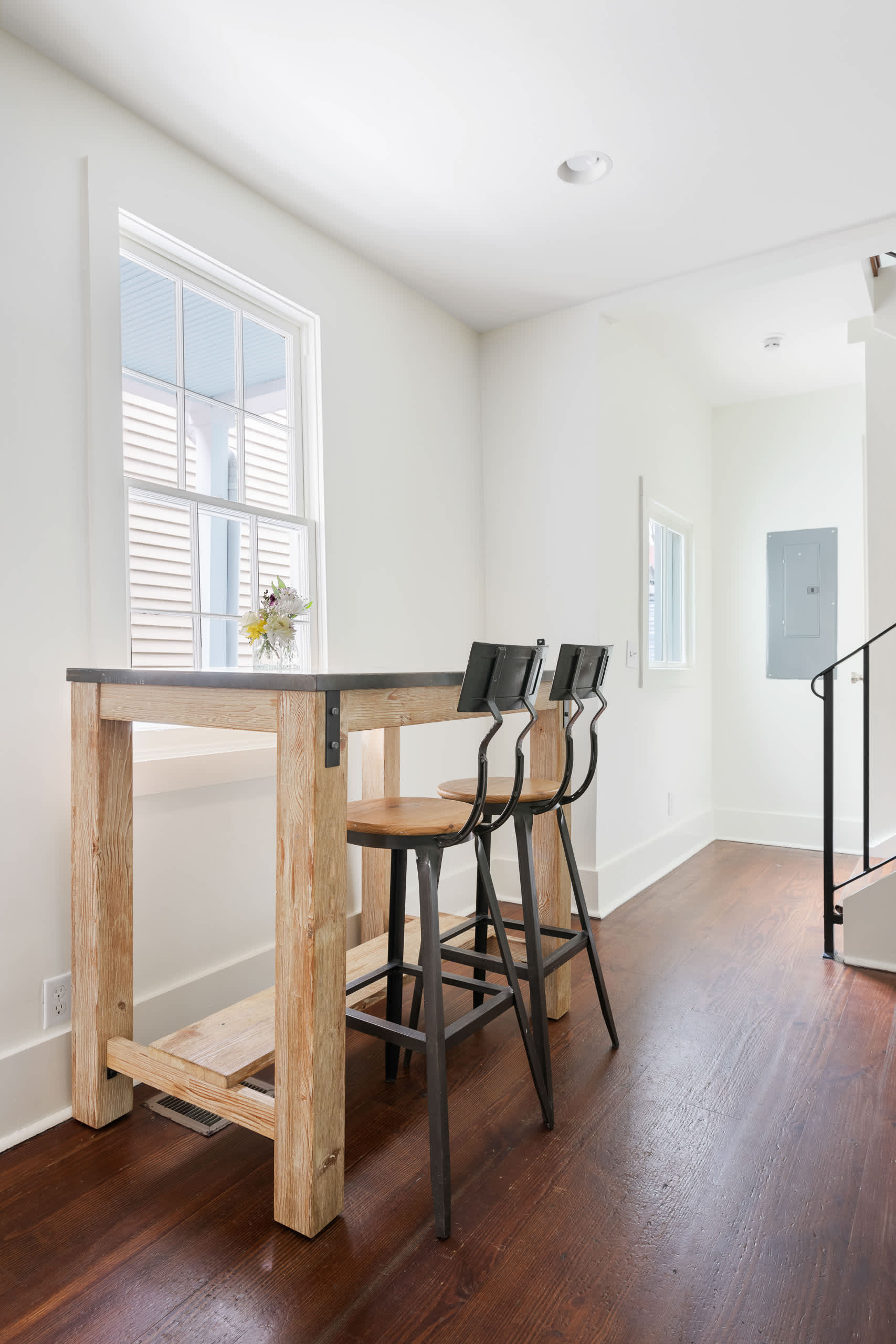 Kitchen hightop seating 