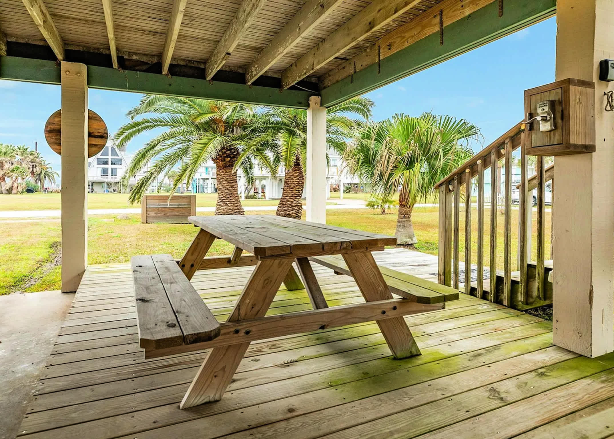 Pineapple by the Sea Outdoor Bar Walk to Beach | Photo 3