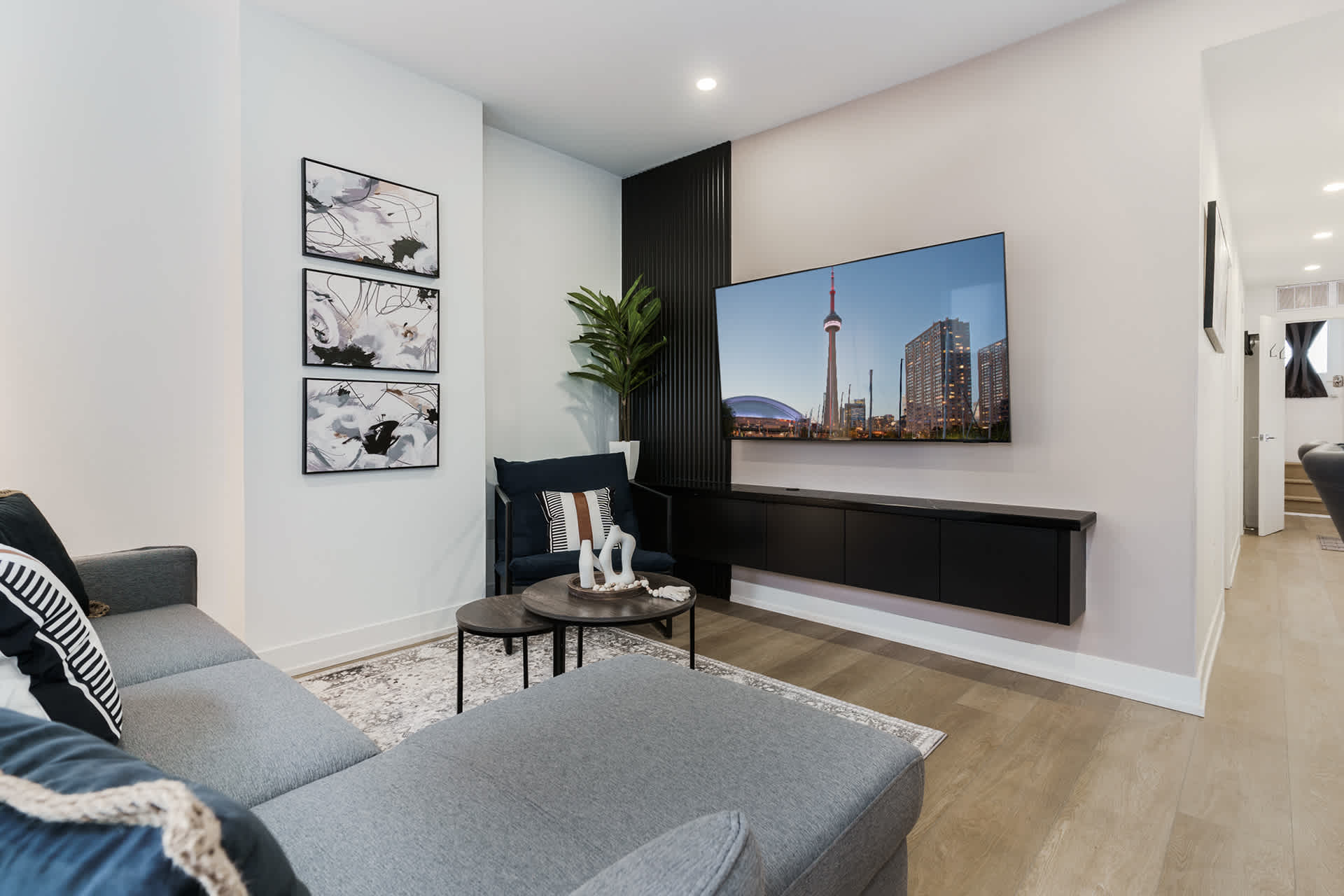 Modern Downtown Suite 2 min to Transit Sleeps 8