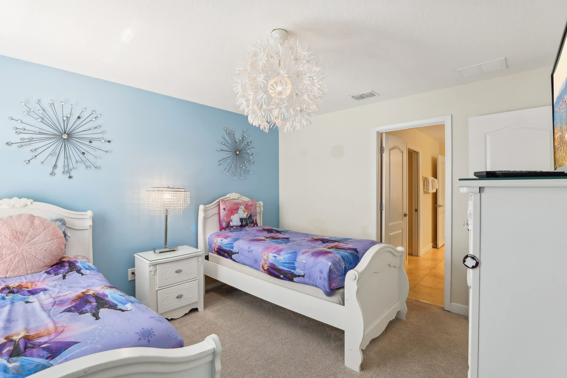 Frozen Themed bedroom with 2 single beds