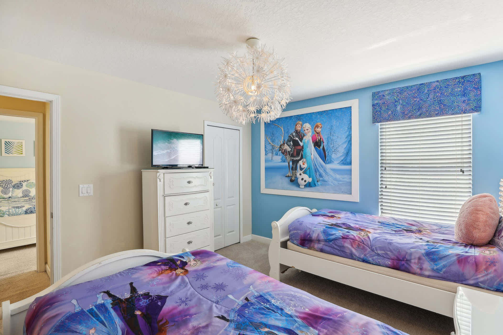 Disney Frozen Themed bedroom with 2 single beds