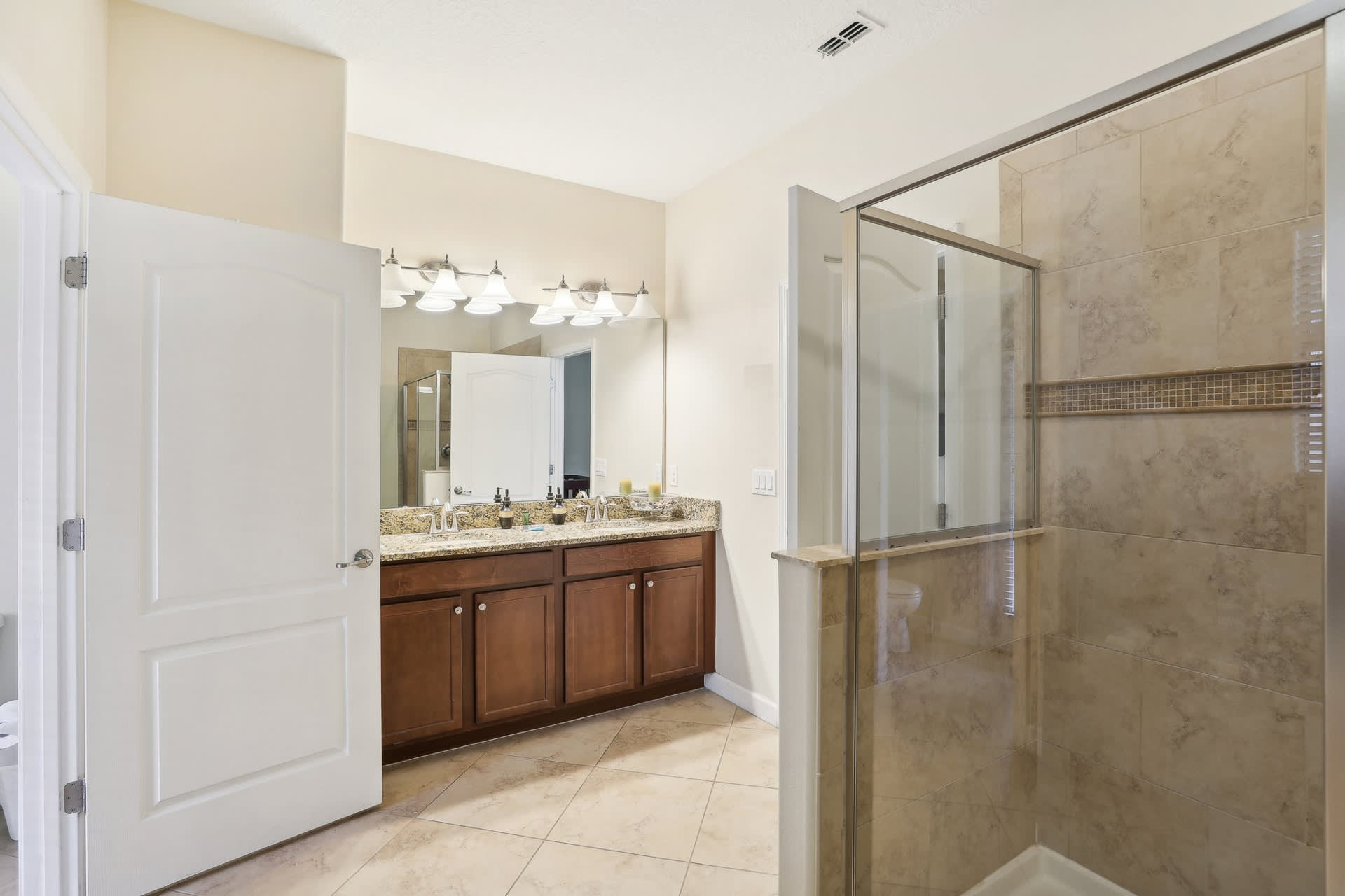 Spacious en-suite bathroom with double vanity