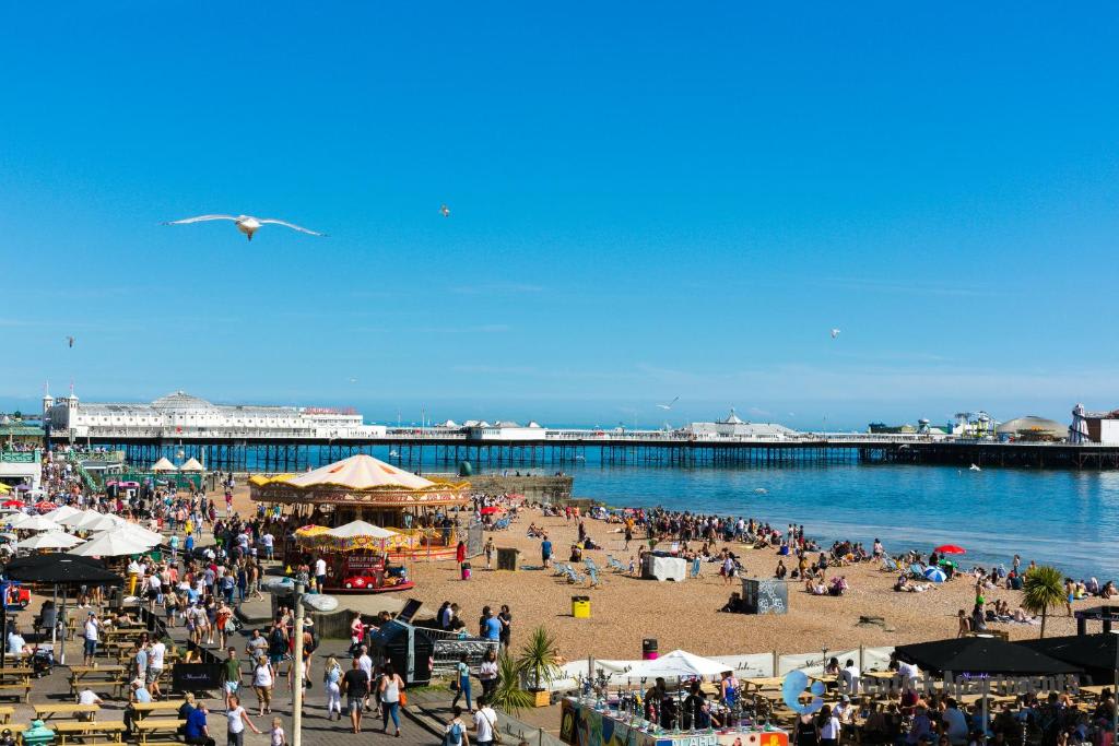Central Brighton Stay | Lanes, Beach, Sleeps 6 in Bartholomew Road BN1 1JS - Property image 6 - VivreStays