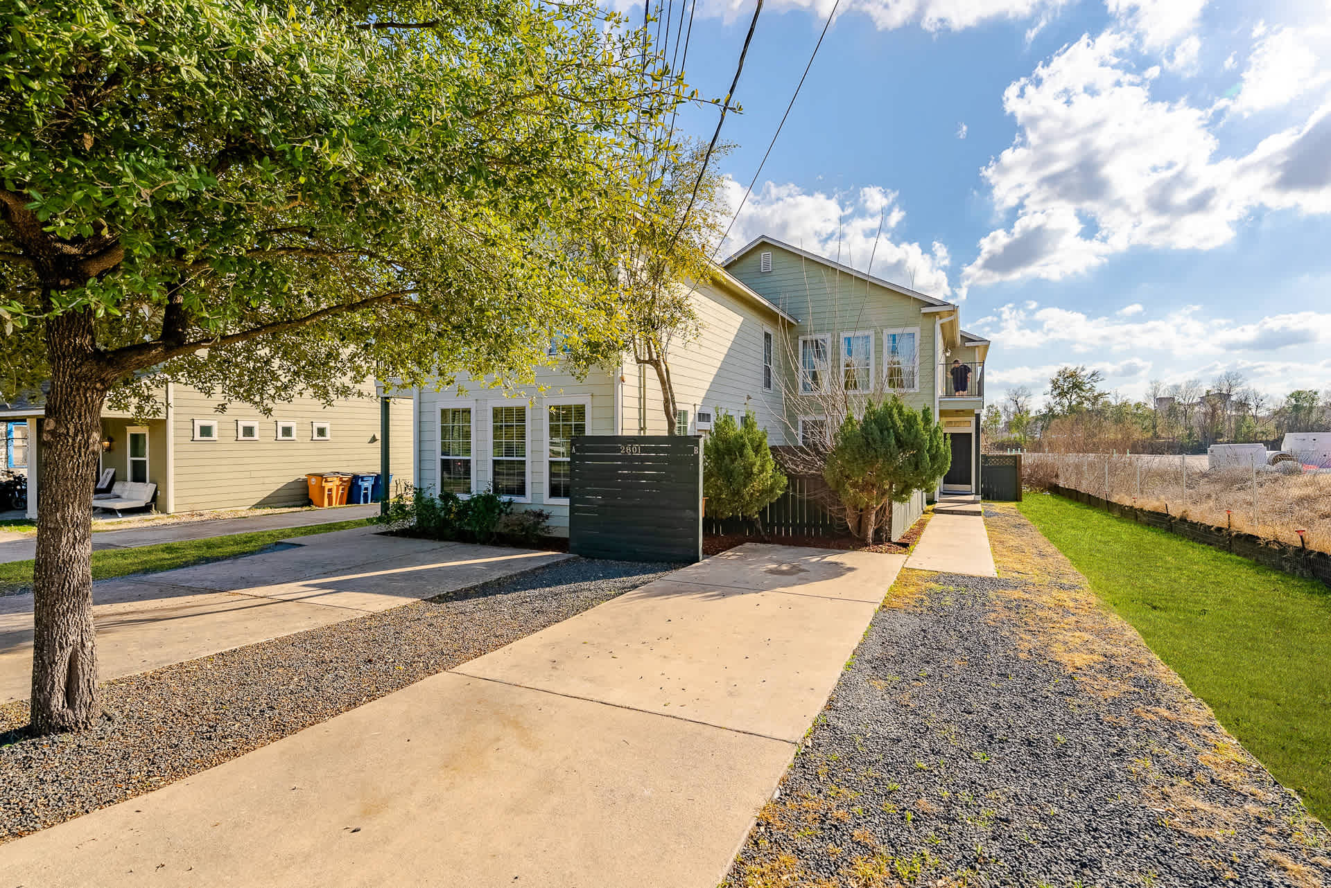 4 bedroom home driveway