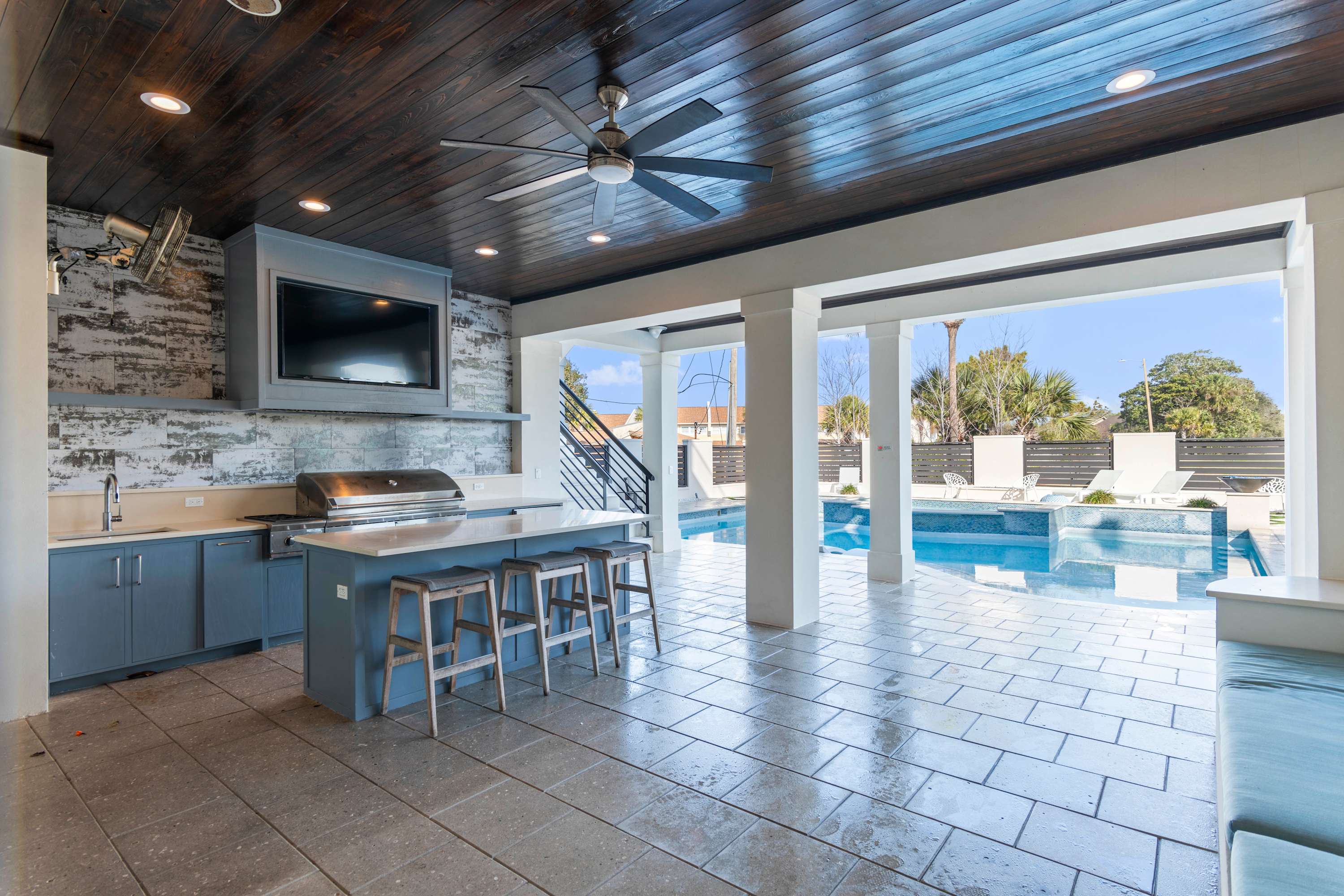 New Luxurious Rooftop Decks Theater Pool Hot Tub
