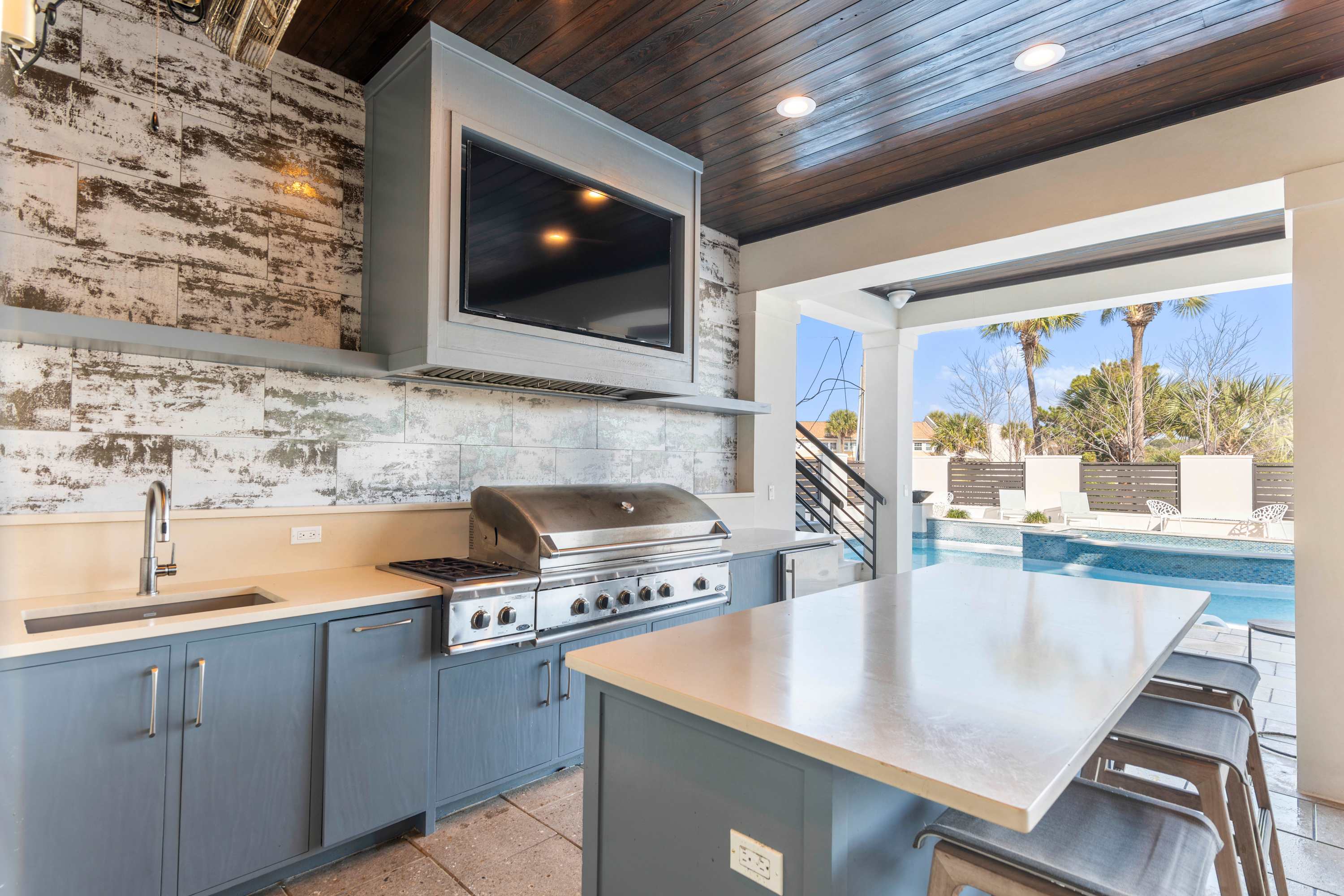 New Luxurious Rooftop Decks Theater Pool Hot Tub