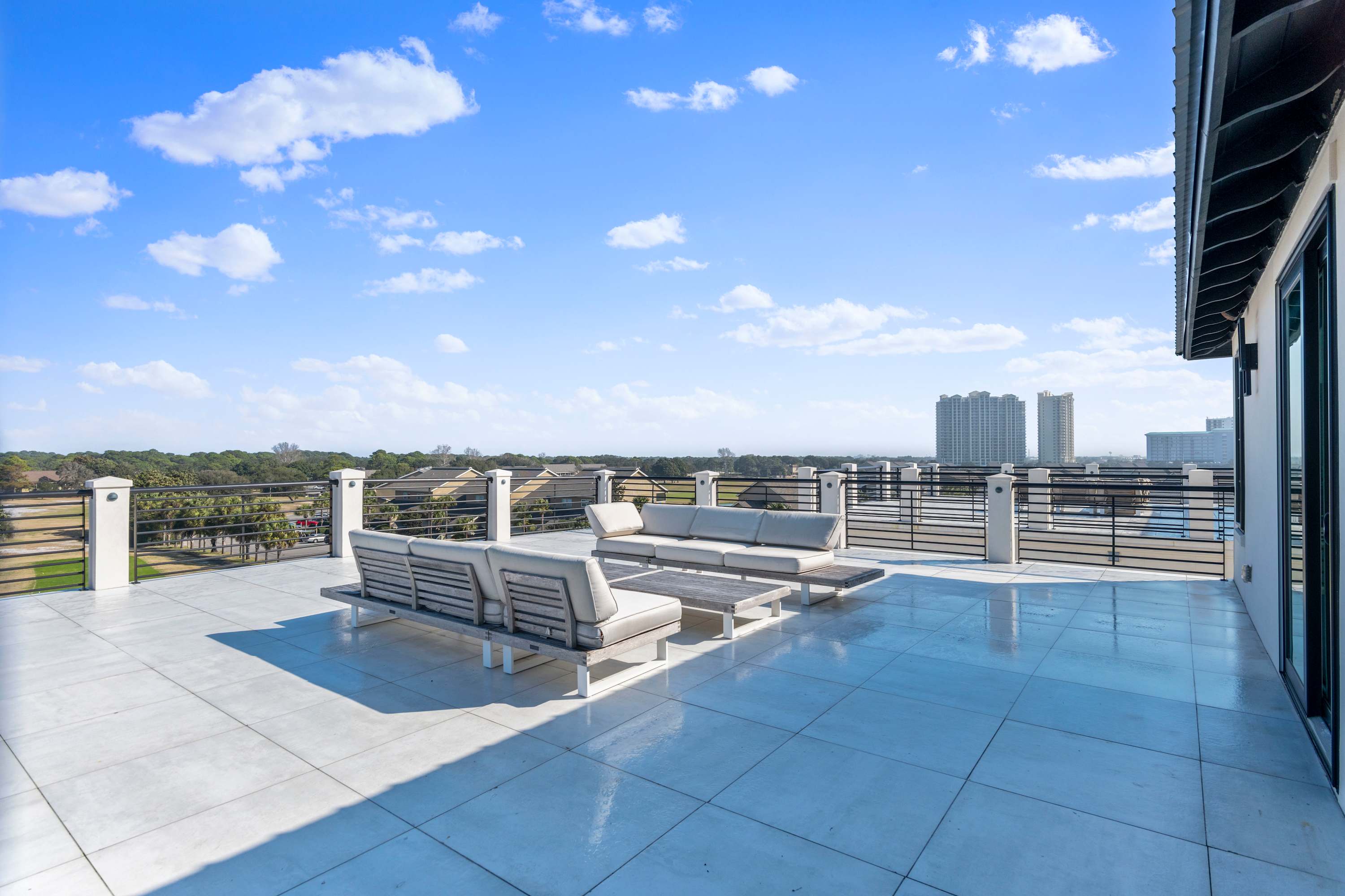 New Luxurious Rooftop Decks Theater Pool Hot Tub