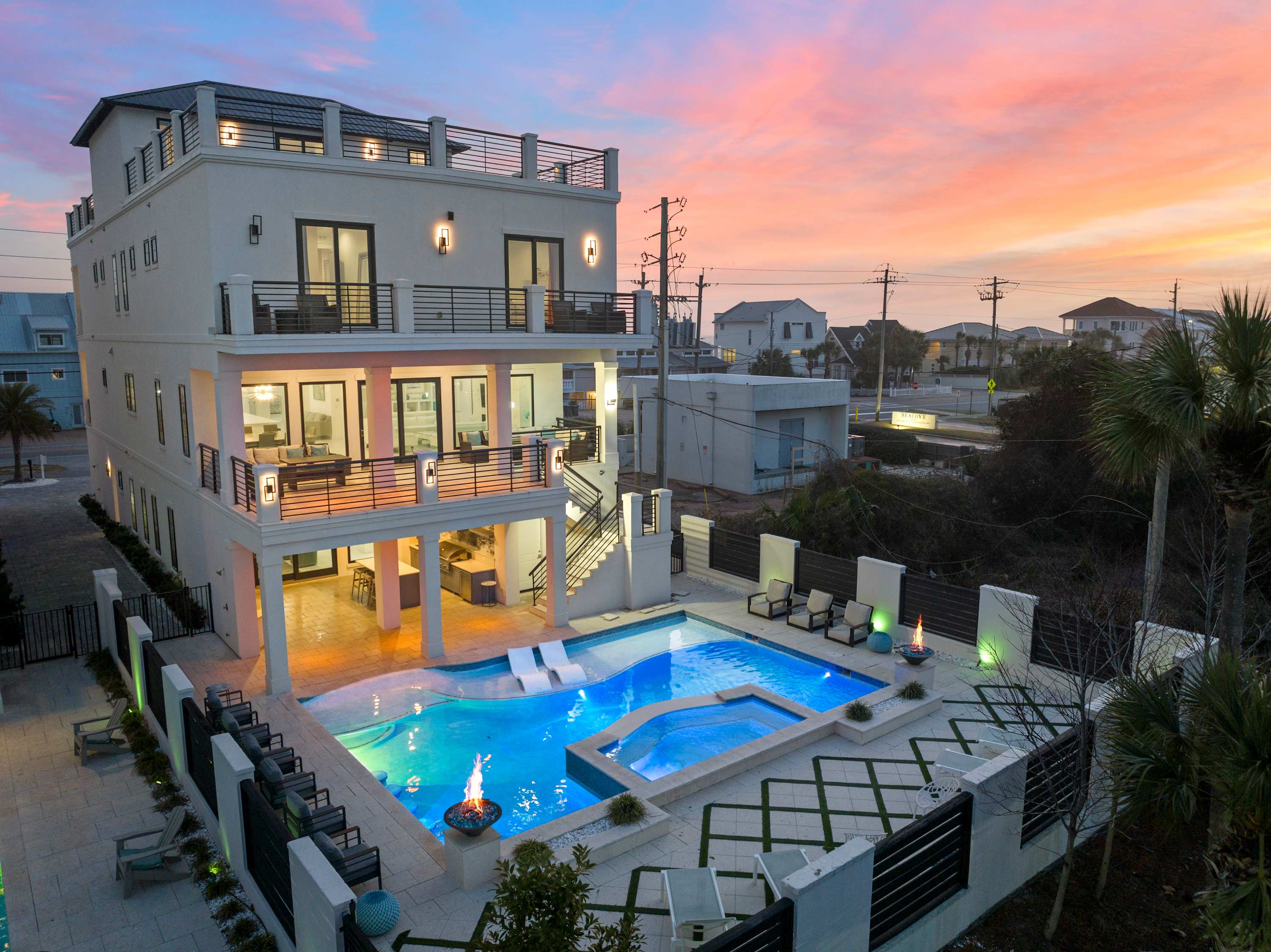 New Luxurious Rooftop Decks Theater Pool Hot Tub