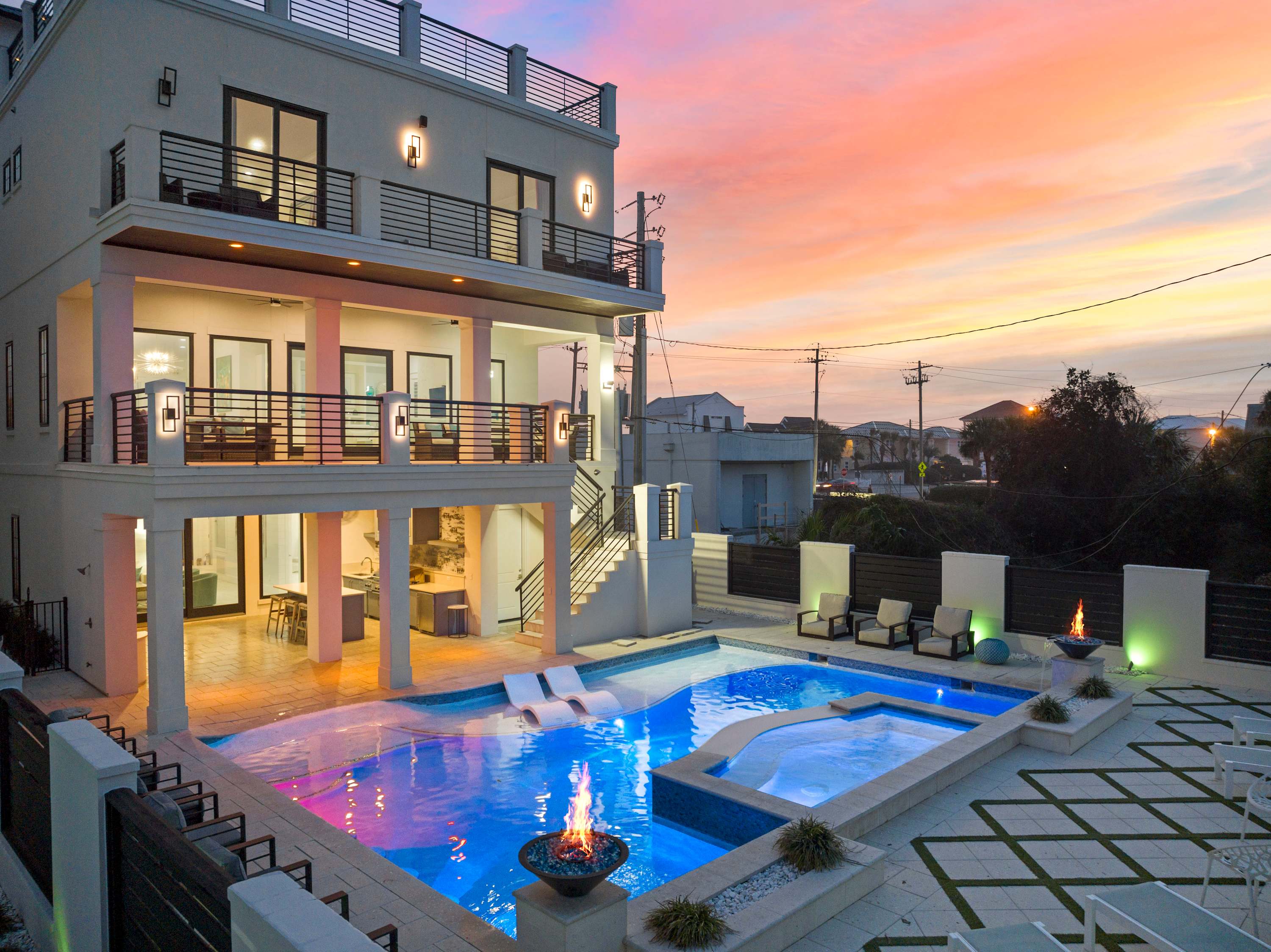 New Luxurious Rooftop Decks Theater Pool Hot Tub