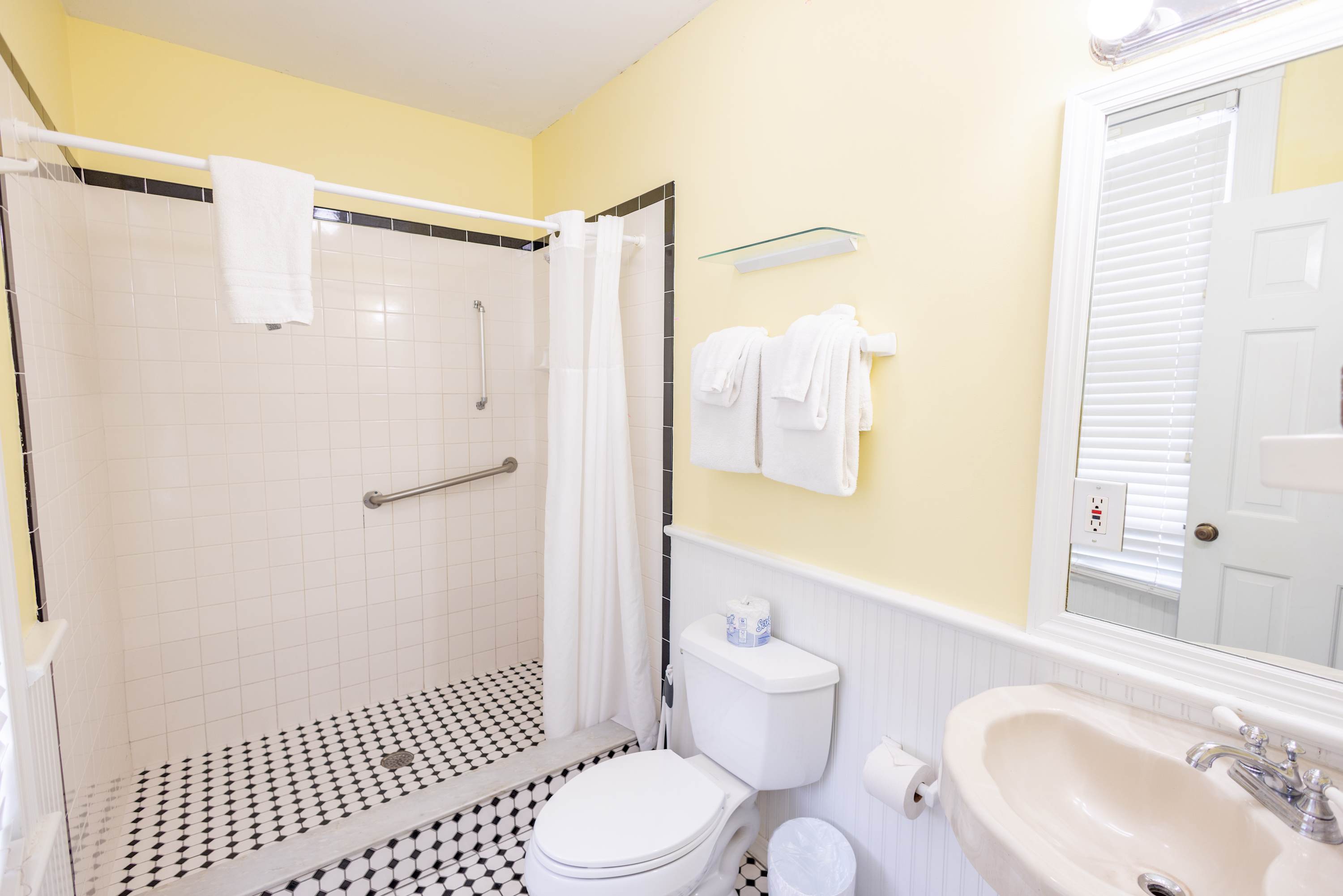 Deluxe Queen at Curry Mansion Inn 4