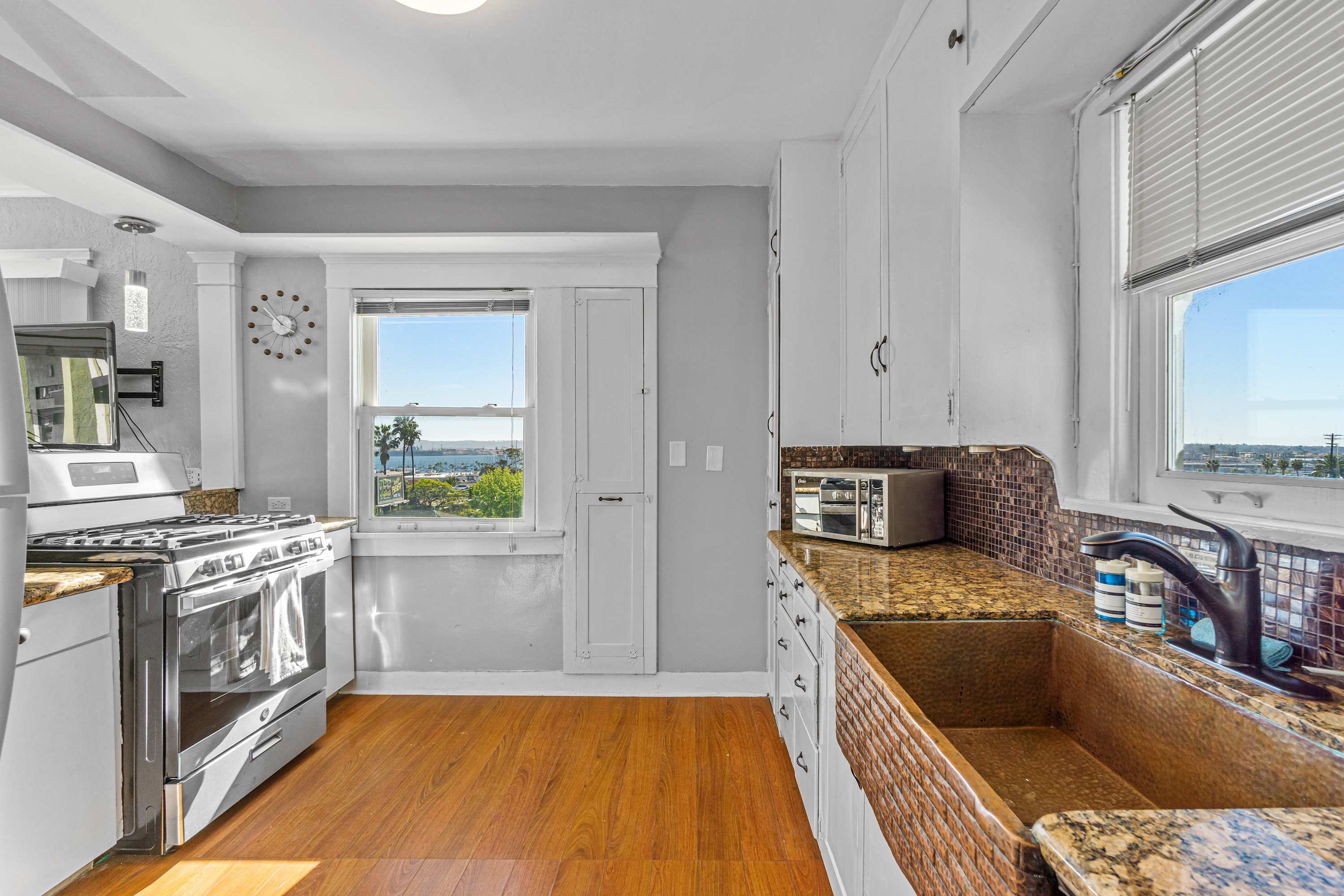Cozy Bankers Hill Hideaway - AC, Bay View, and Parking