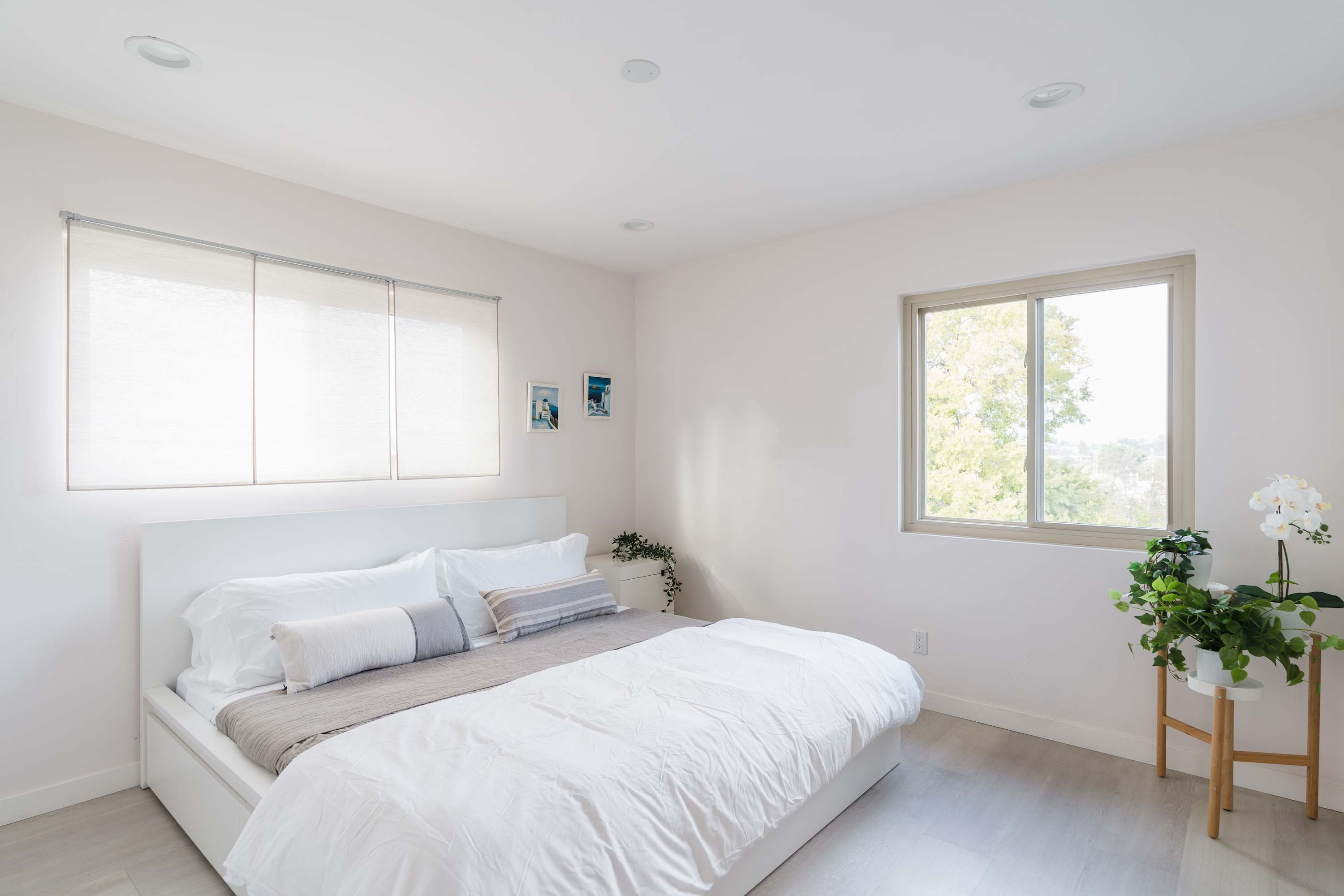 Bright Contemporary 5-Bedroom Oasis with Pool and Yard