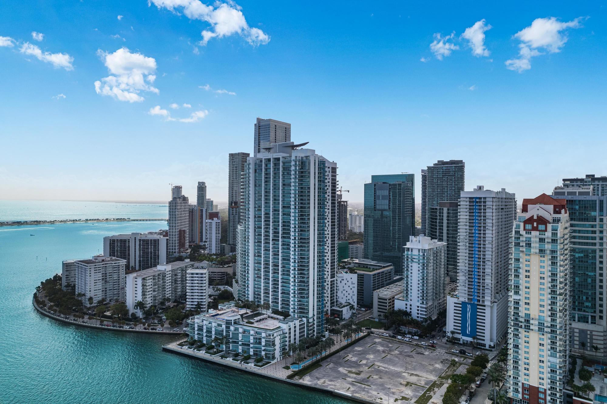 Brickell Bay retreat w/ balcony & year-round pool