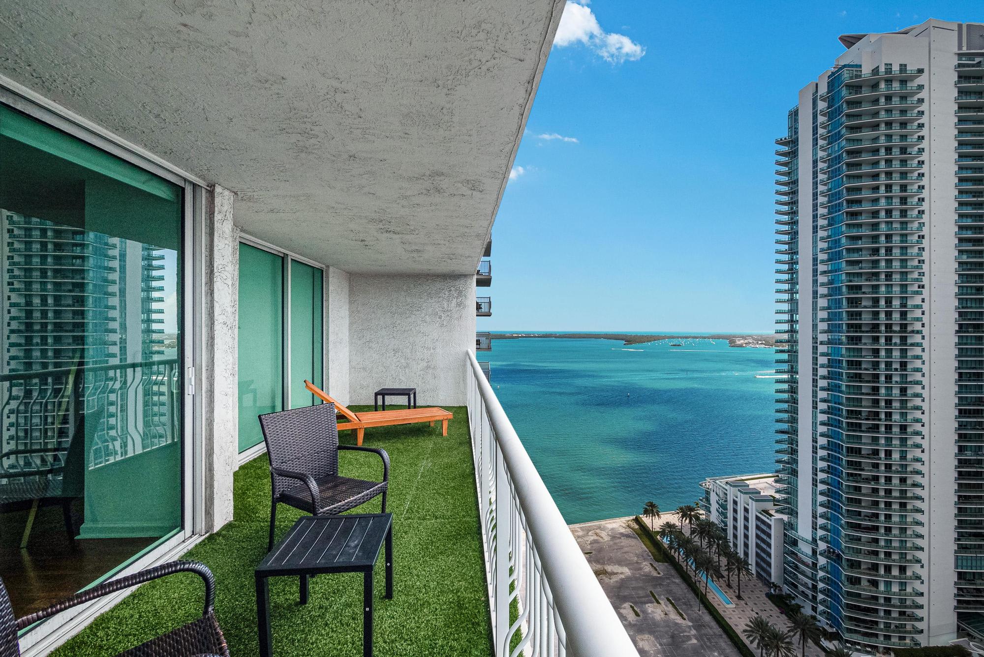 Brickell Bay retreat w/ balcony & year-round pool