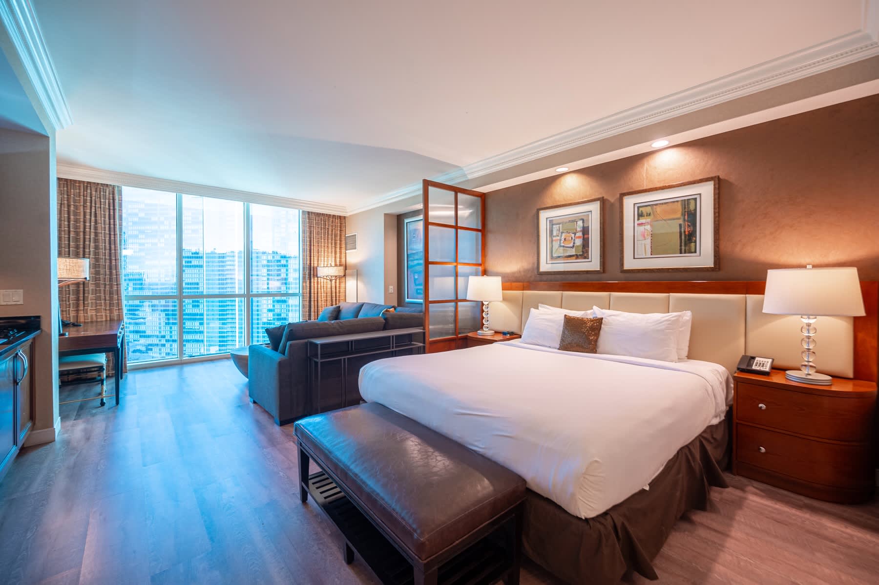 No Resort Fee Strip View Suite &Free Valet &Pool — Las Vegas, NV — vacation rental