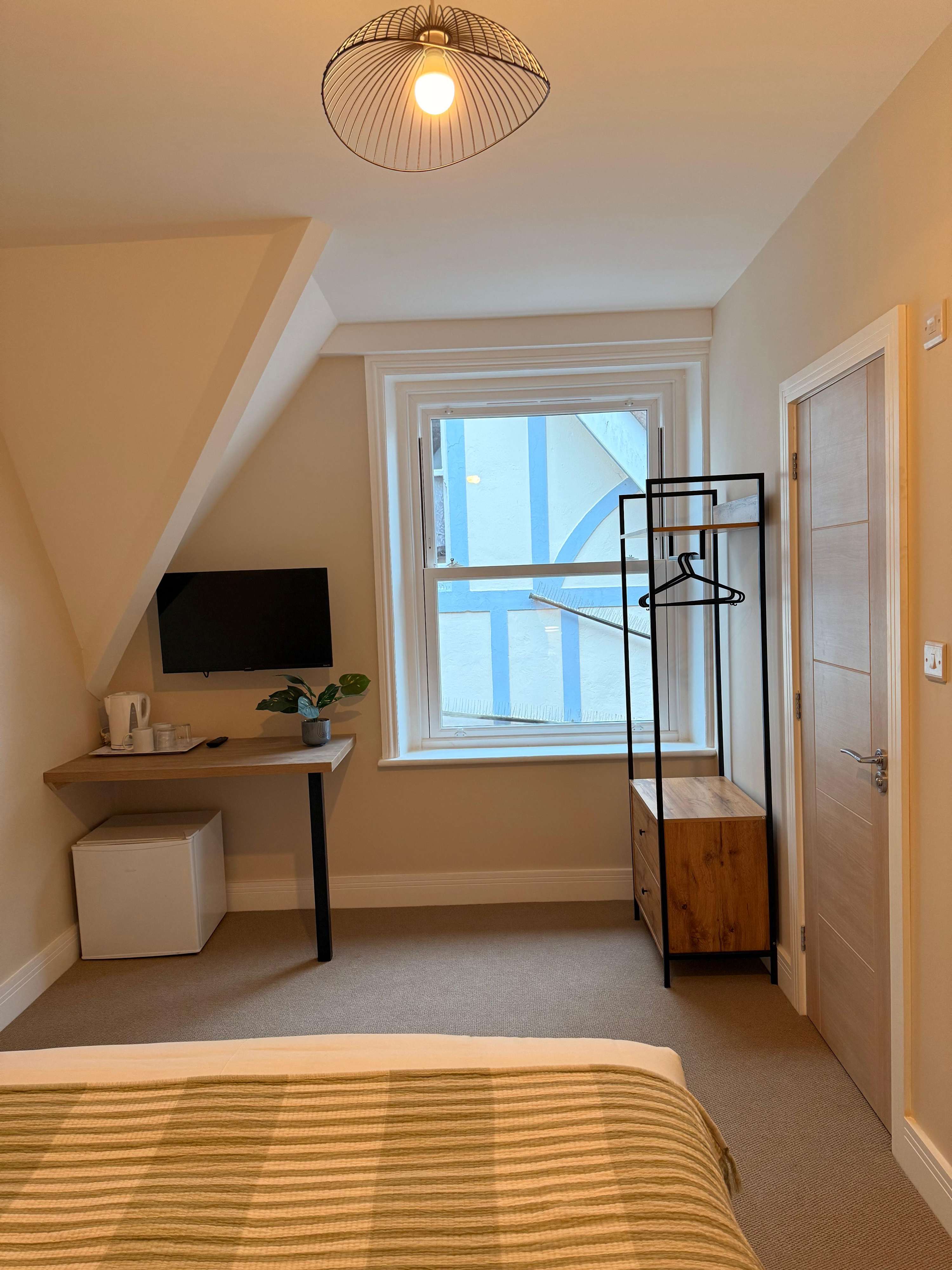 Cozy Double Room at The Shore - Photo 5