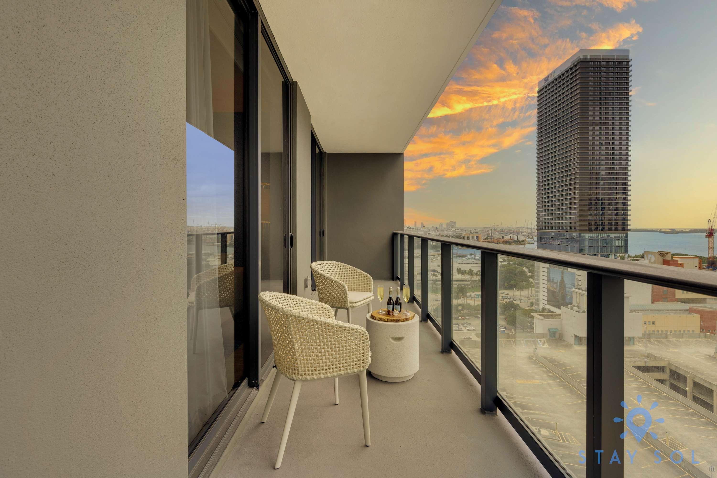 2BR Complete Apt w/ Gym, Pool & Balcony
