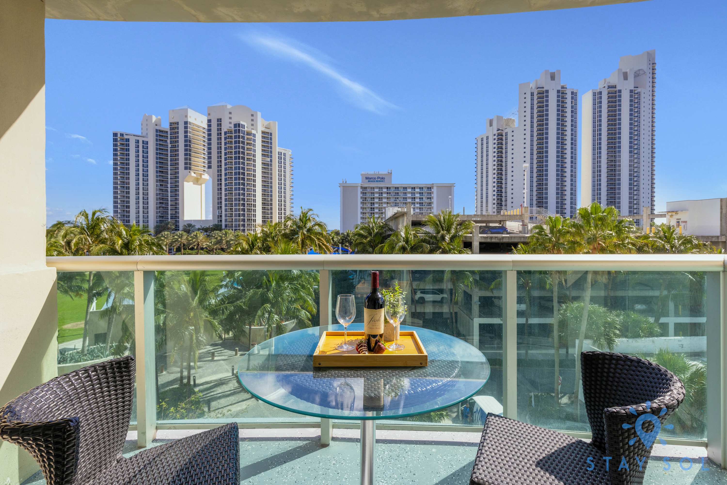  2 BR  Stylish Apt w/Amenities & Free Parking