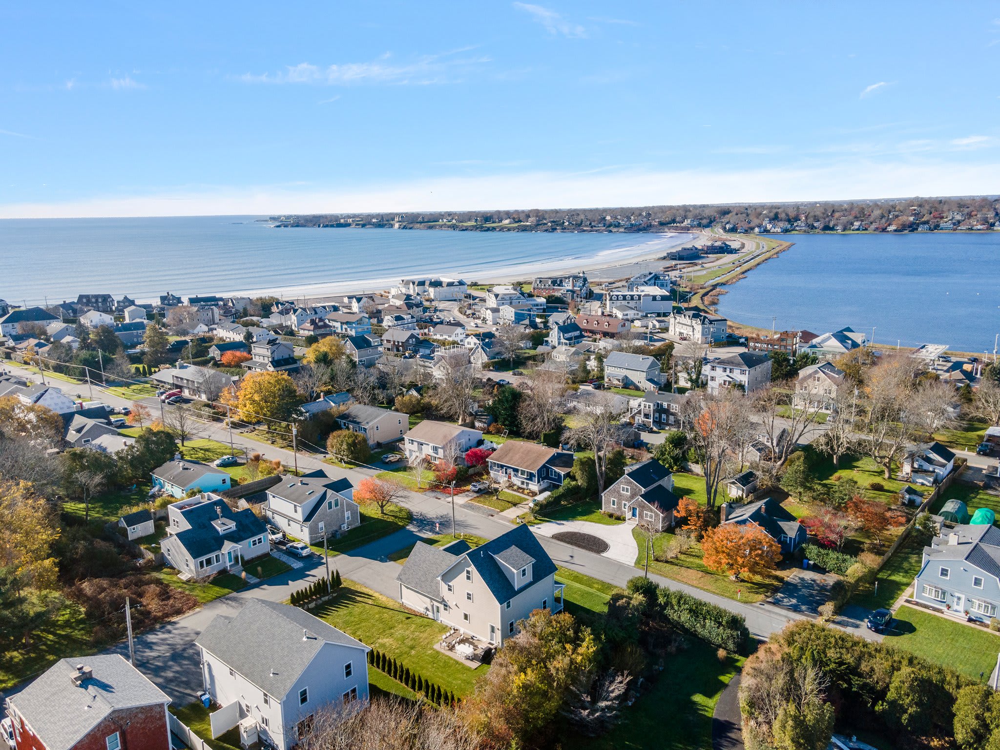 Walk to beach corner lot, 5 bed large yard — Middletown, RI — vacation rental