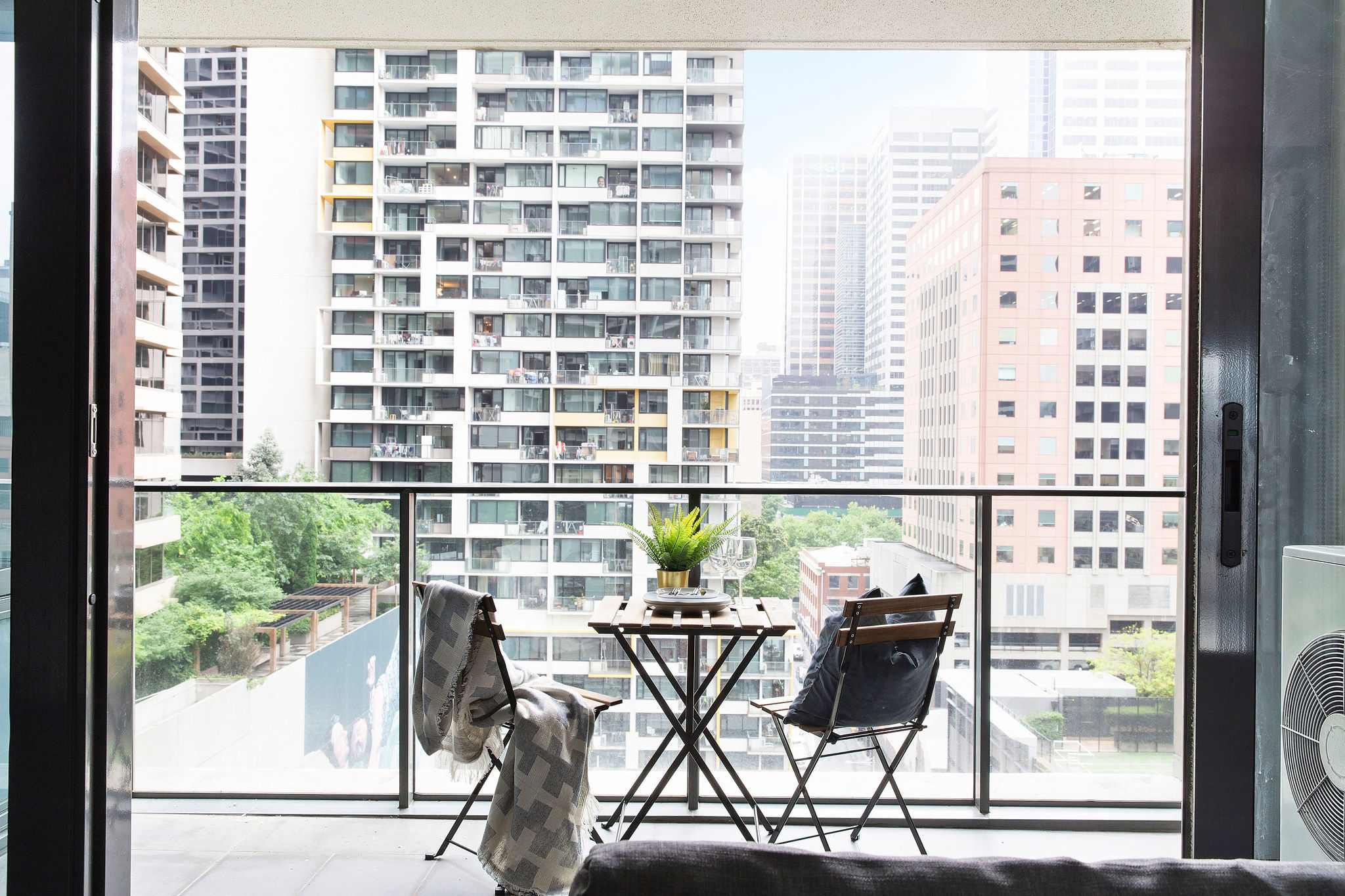 Spacious 2BR Apt, Walk to Southern Cross Station — Melbourne, Victoria — vacation rental