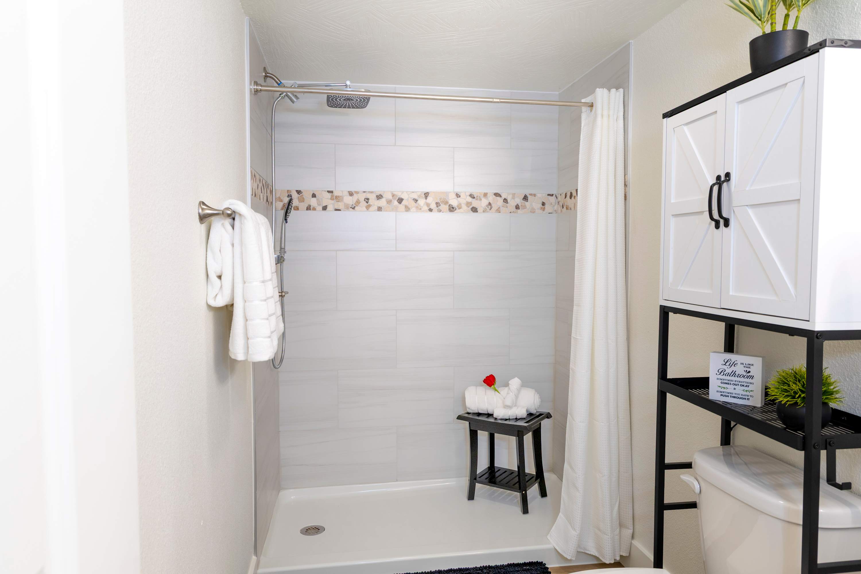 Take avantage of the spa-like shower experience that Ozark Odyssey offers…we have one of only a few walk-in shower in the Roark Creek Properties.