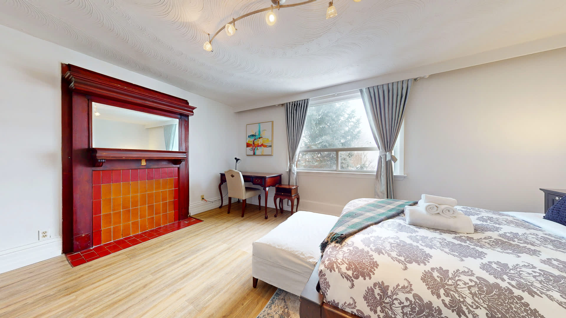 King Bedroom with Laptop-friendly Workspace