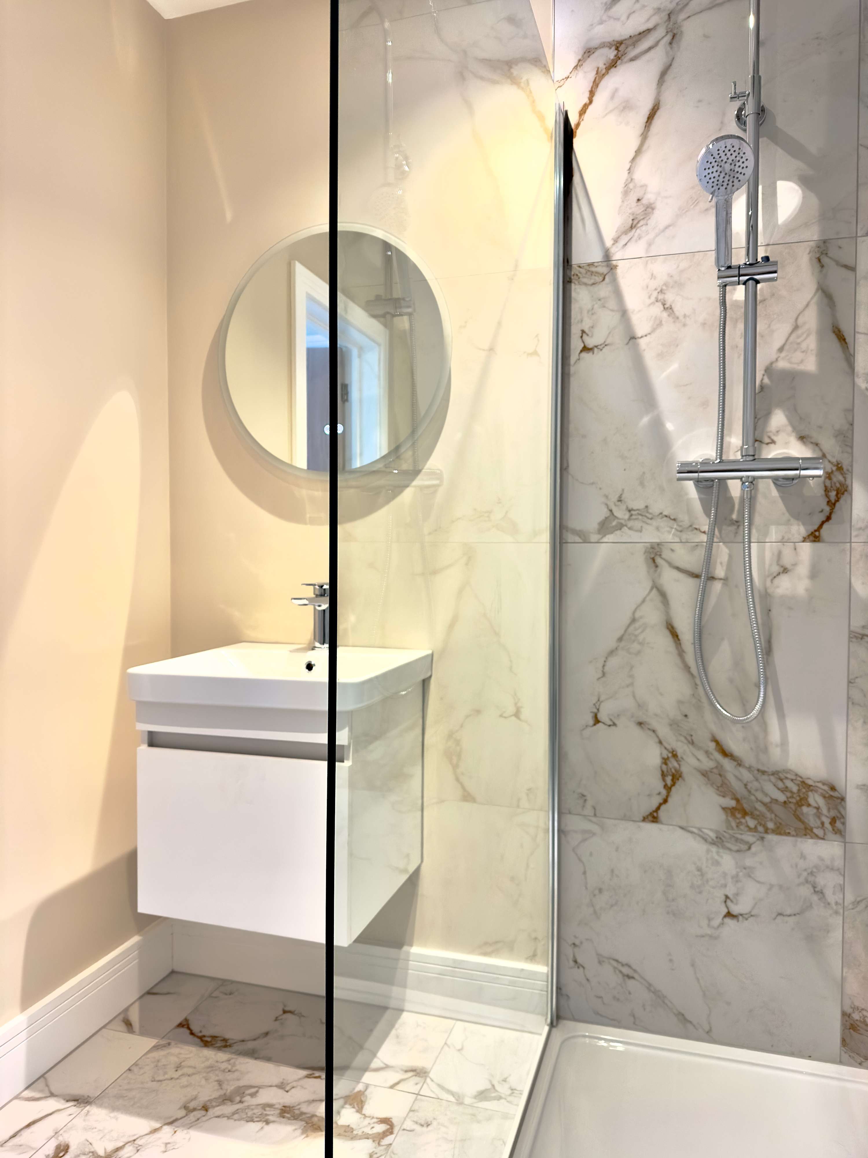 Comfortable Family Room with Double & Single Bed - Photo 8