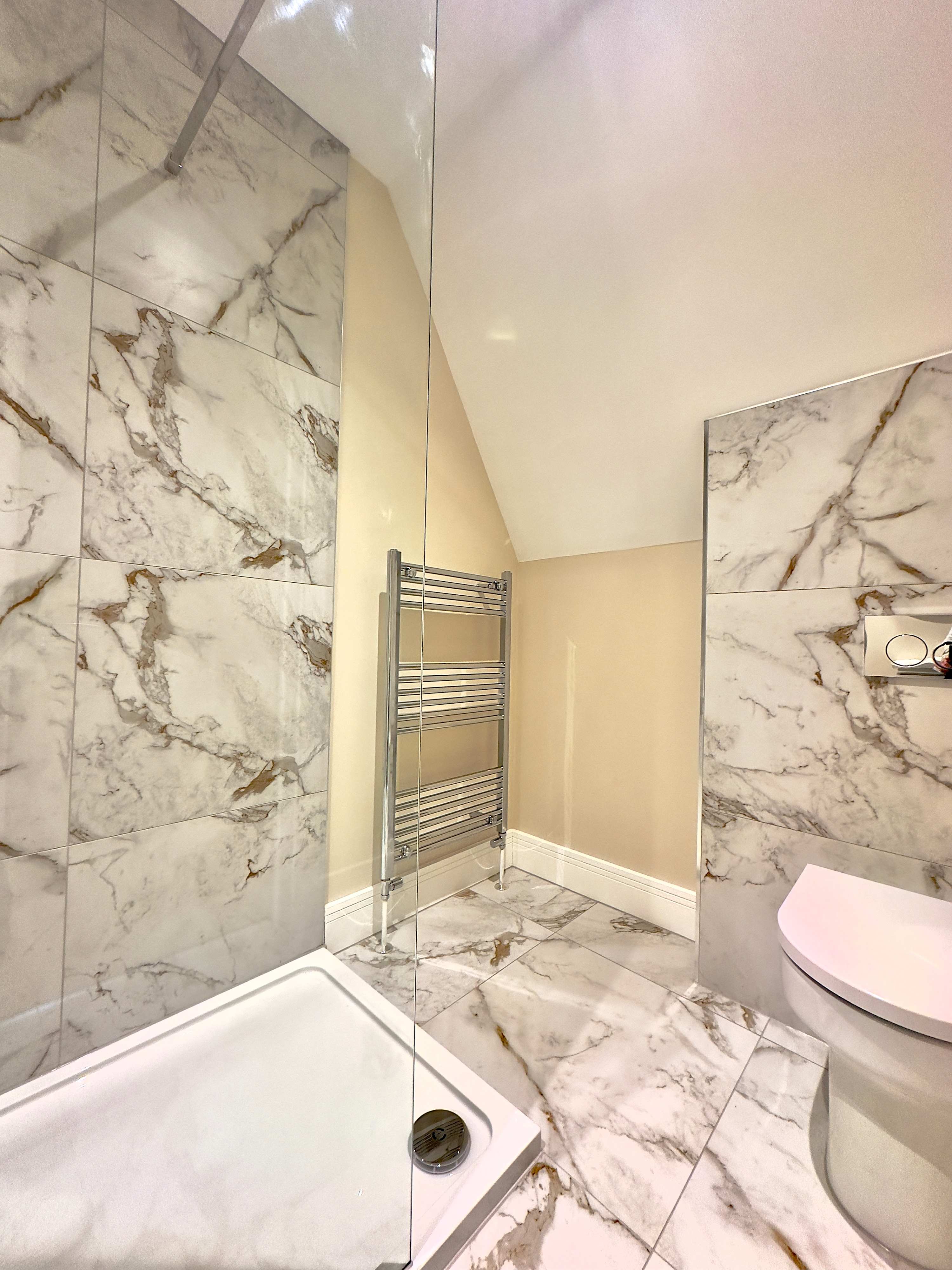 Comfortable Family Room with Double & Single Bed - Photo 11