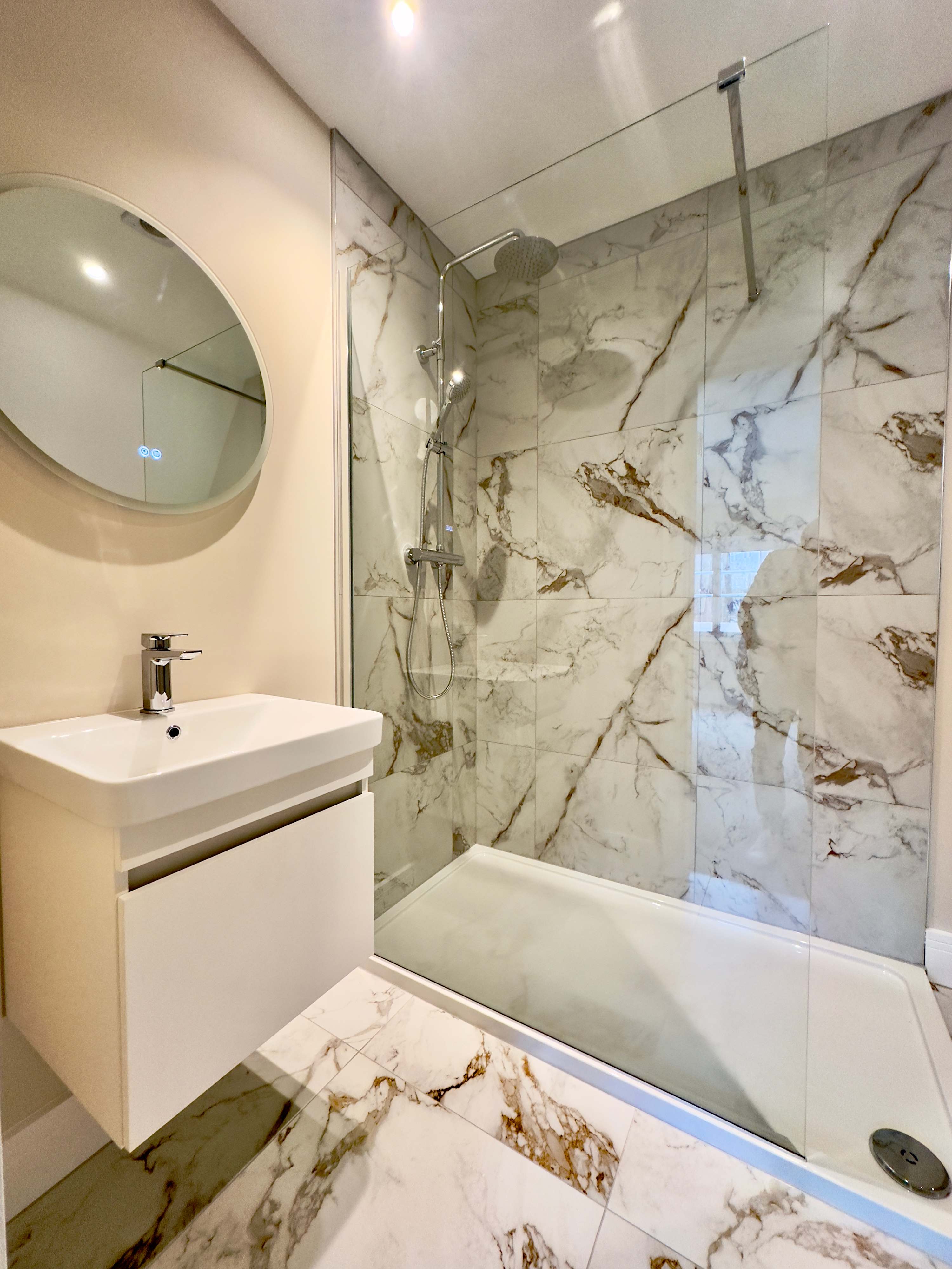 Comfortable Family Room with Double & Single Bed - Photo 3