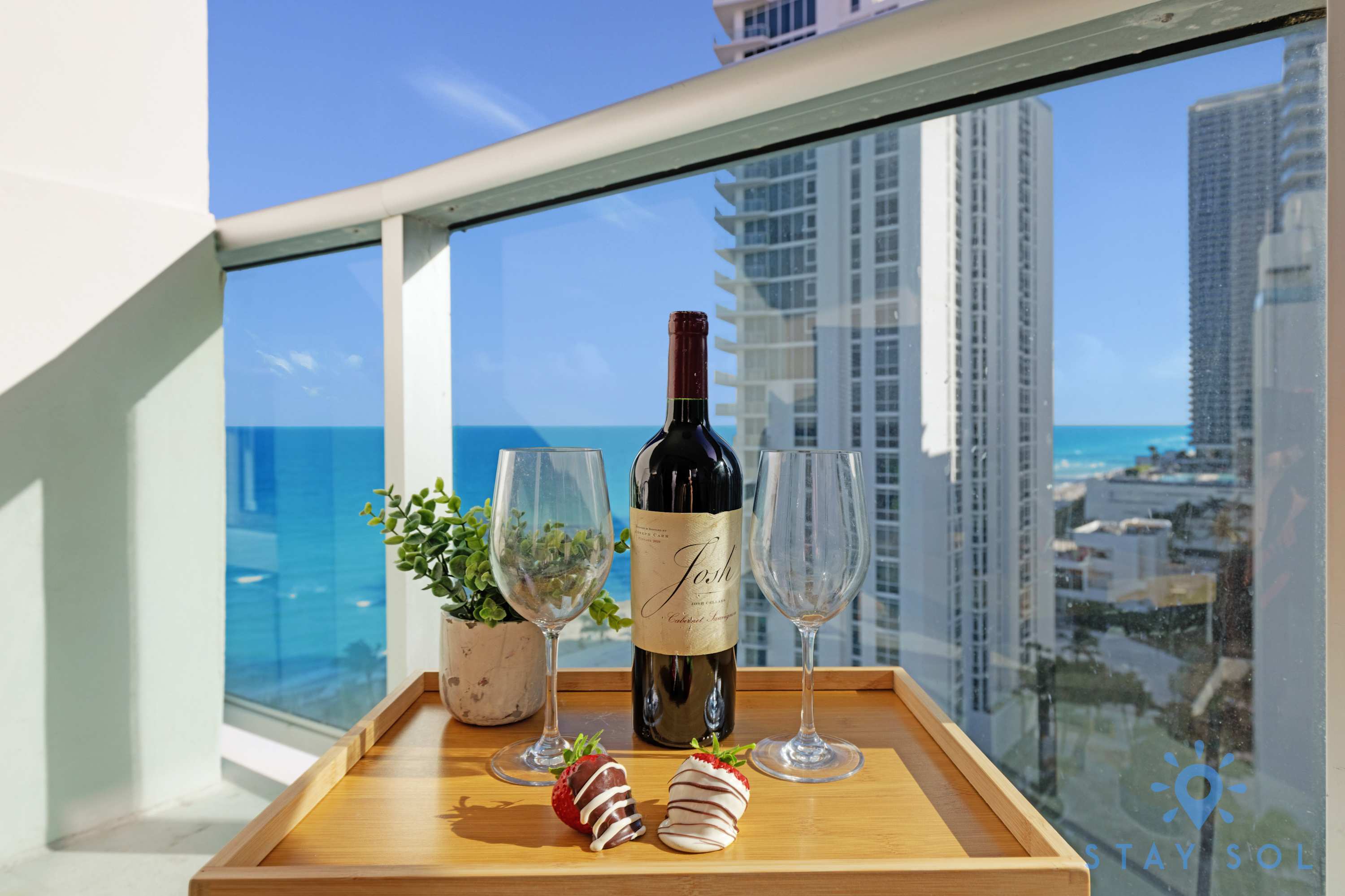 Stylish 1BR Apt w/Beautiful Views Balcony + Pool