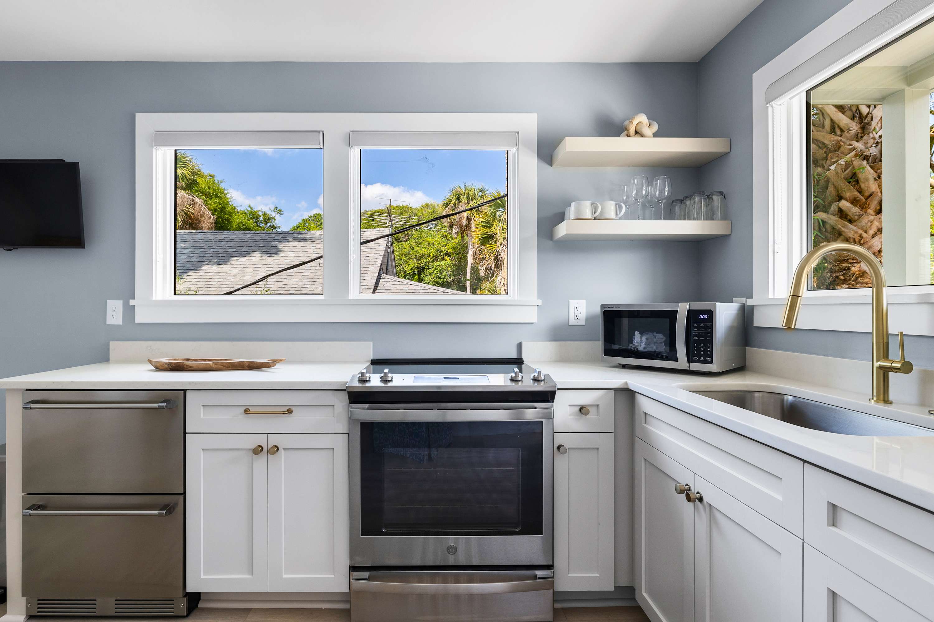 Fully equipped kitchen with everything you need to cook a meal!