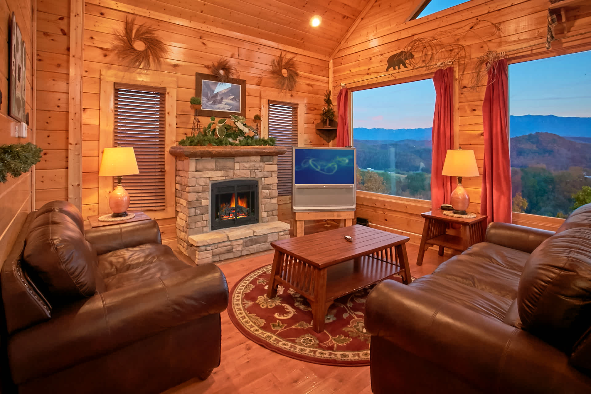 Scenic Getaway, Sleeps 8・Views, Games, Hot tub — Sevierville, TN — vacation rental