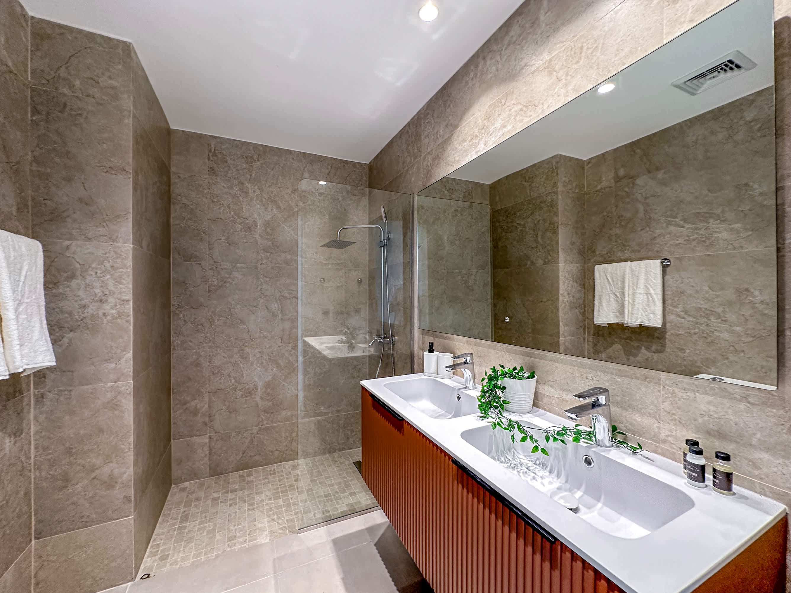 Fantastic new beach condo w/ private Picuzzi