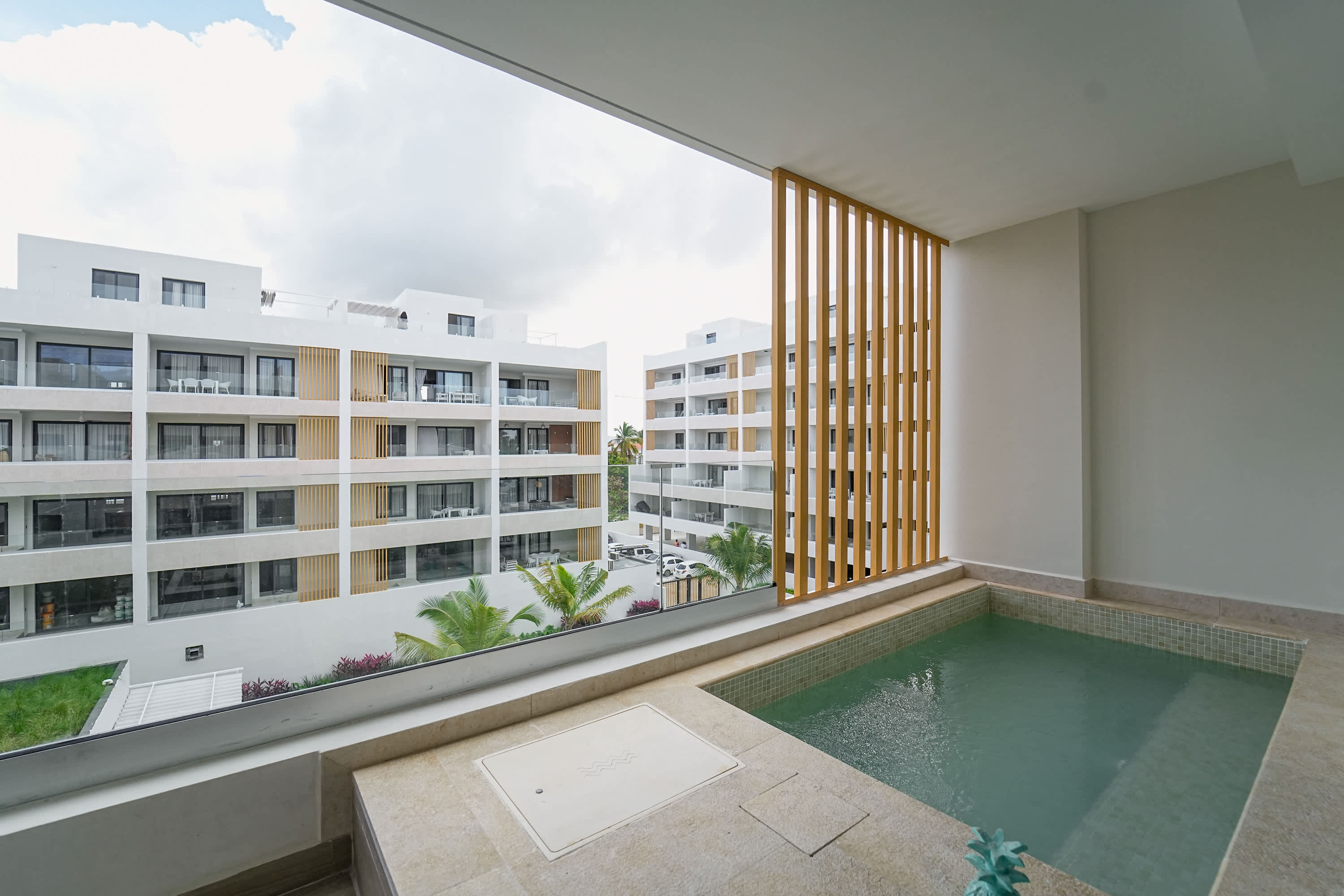 Fantastic new beach condo w/ private Picuzzi