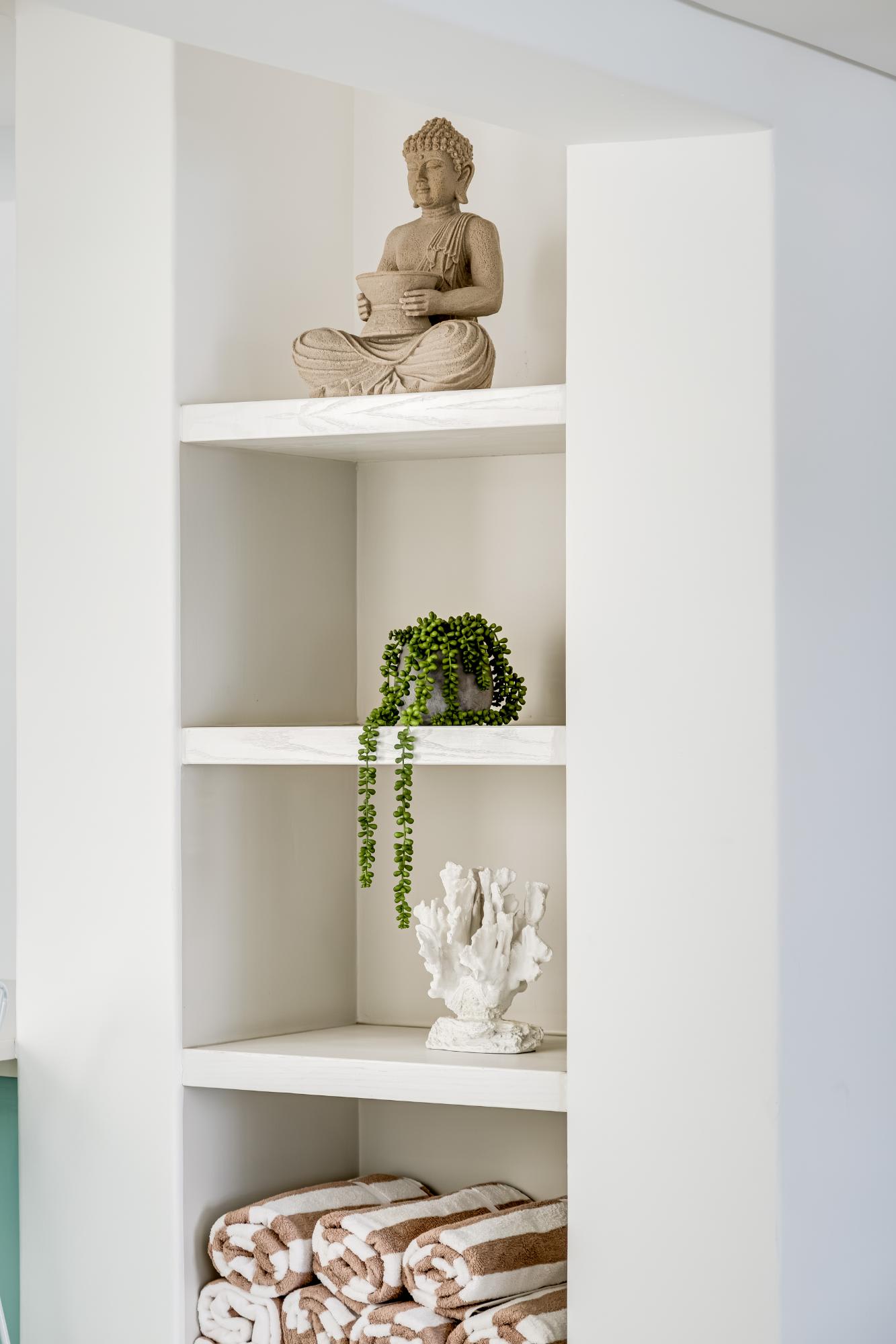 Villa Bleu Blanc in Camps Bay with Pool and Views 9