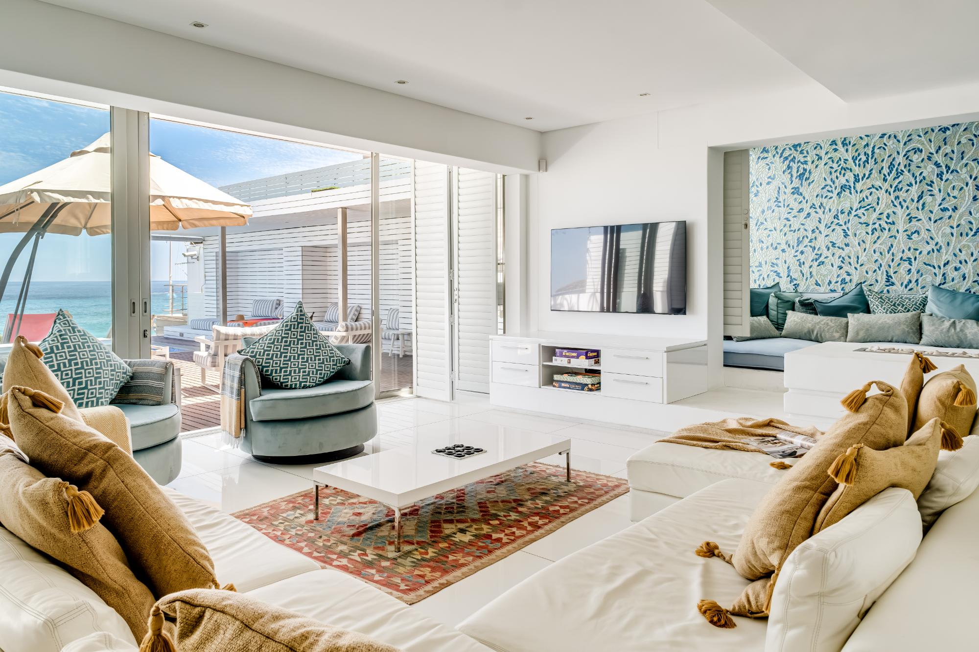 Villa Bleu Blanc in Camps Bay with Pool and Views | Photo 2