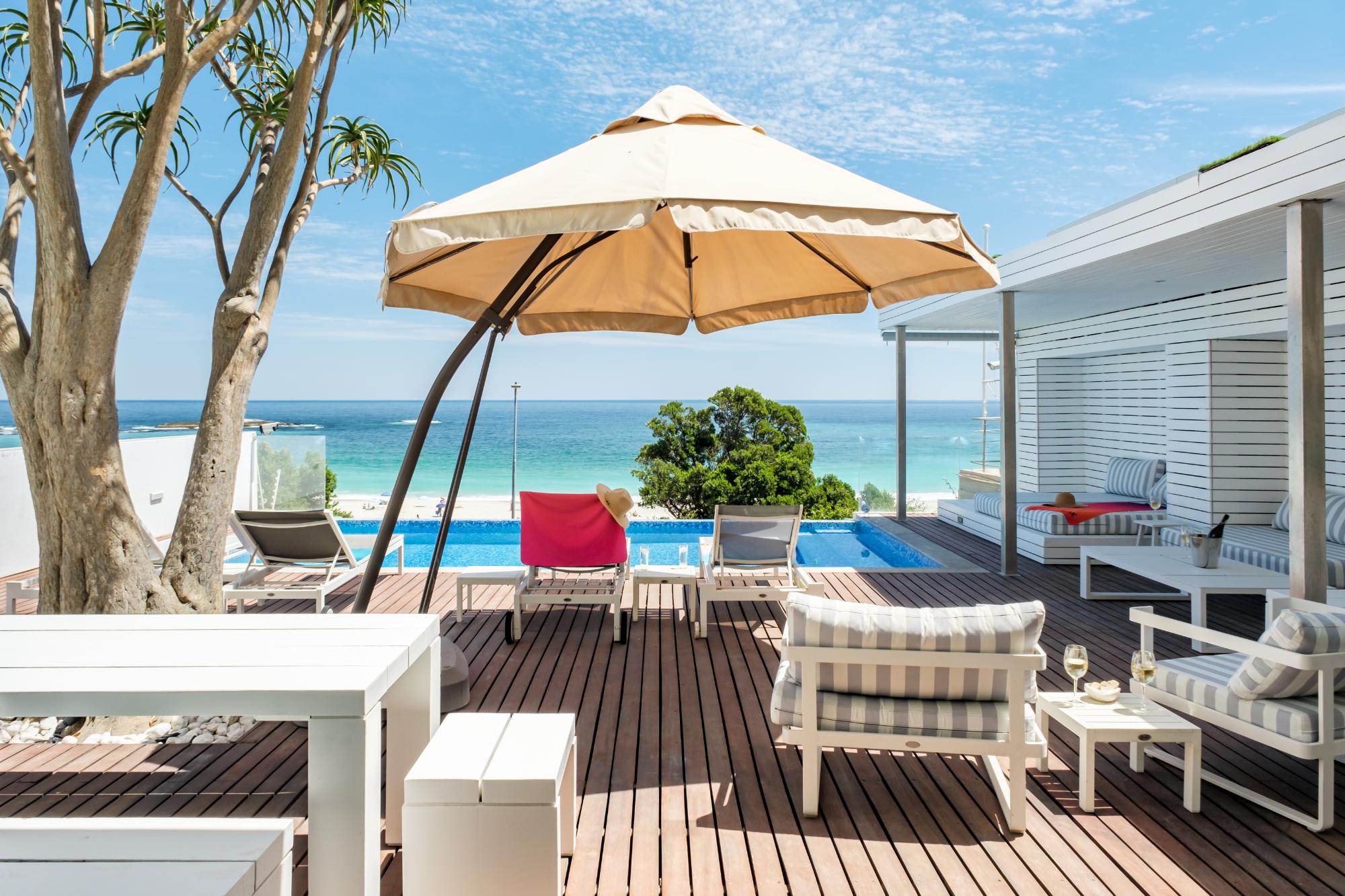 Villa Bleu Blanc in Camps Bay with Pool and Views 6