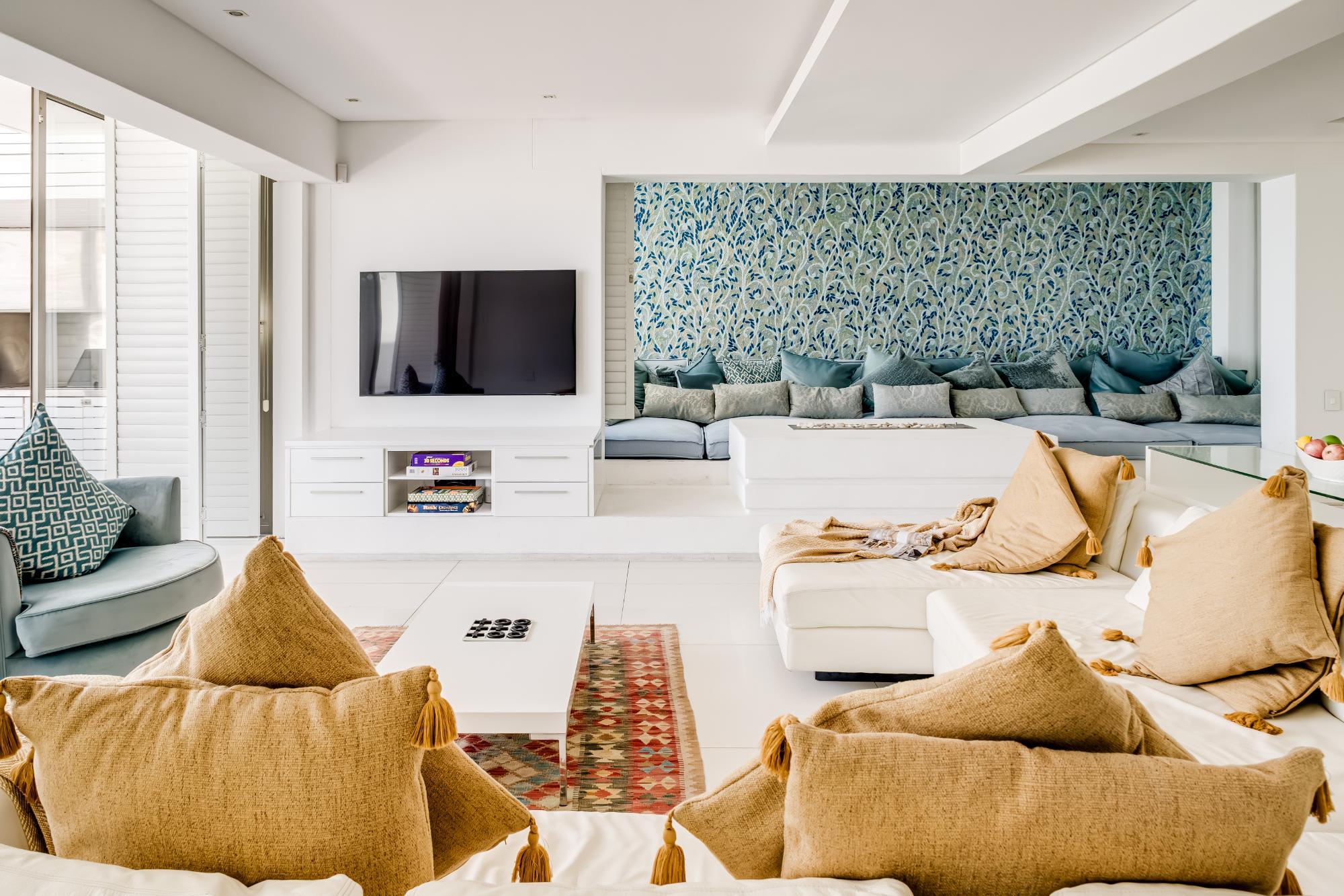 Villa Bleu Blanc in Camps Bay with Pool and Views 10