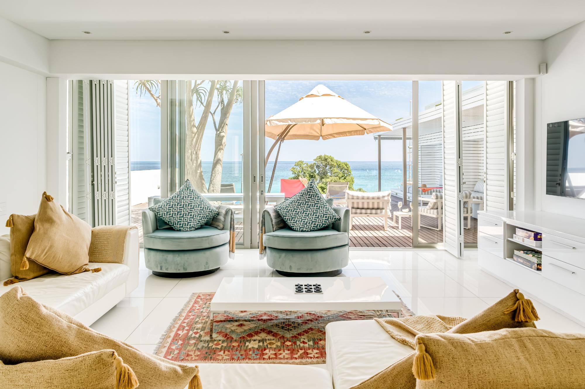 Villa Bleu Blanc in Camps Bay with Pool and Views - Picture 11
