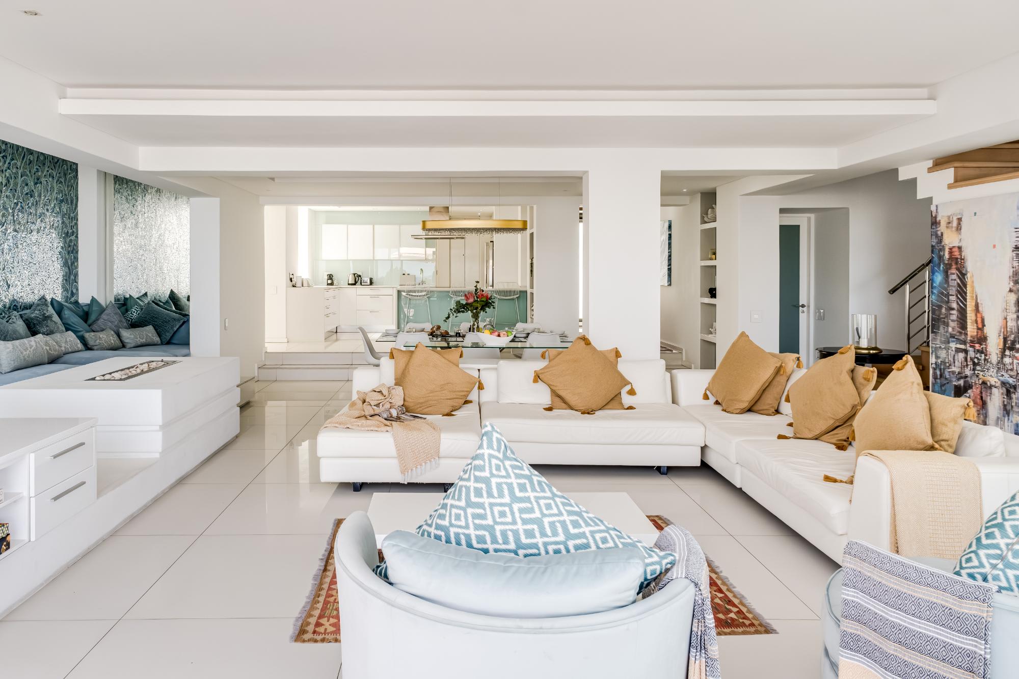 Villa Bleu Blanc in Camps Bay with Pool and Views - Picture 12