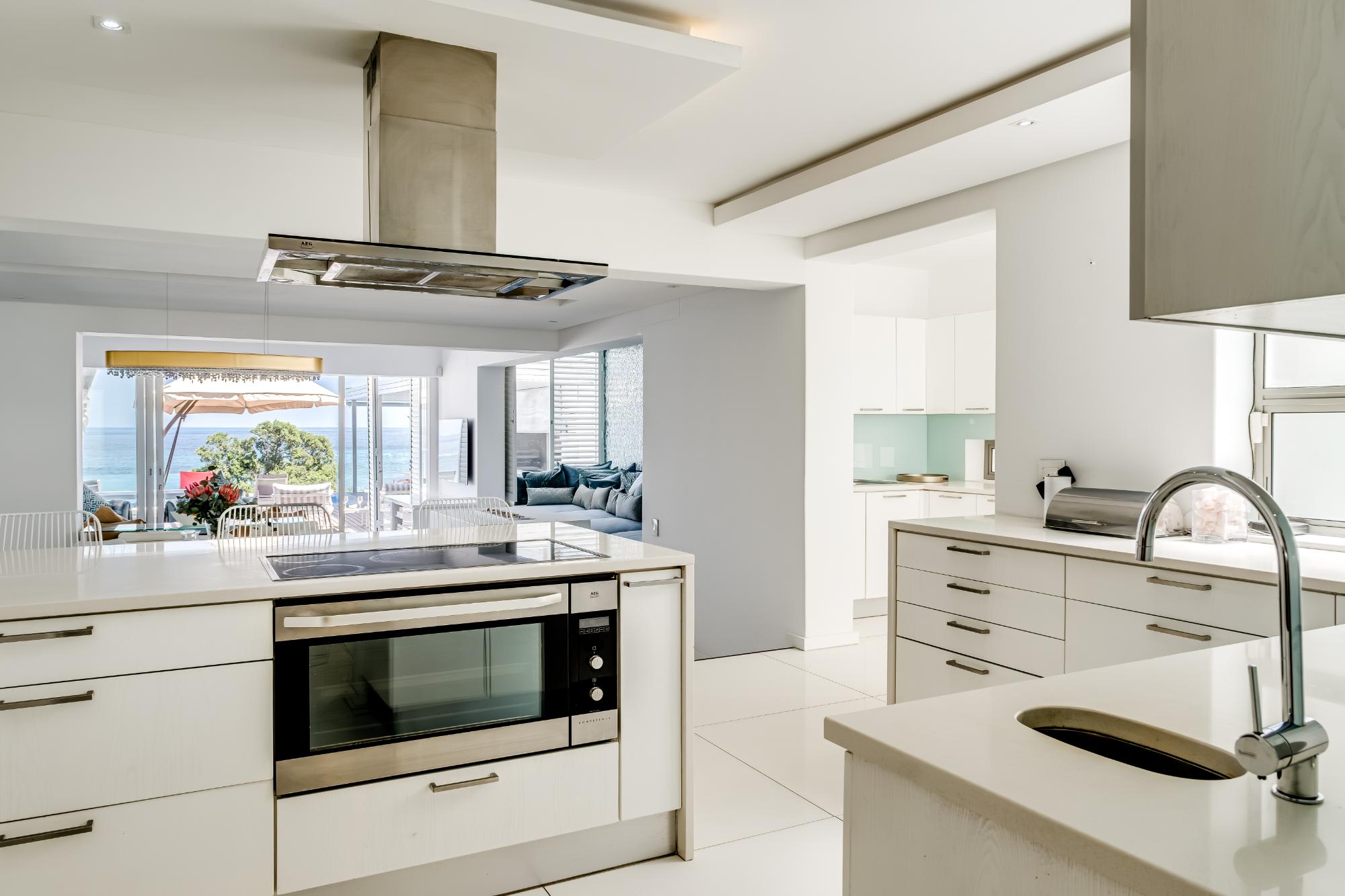 Villa Bleu Blanc in Camps Bay with Pool and Views - Picture 17