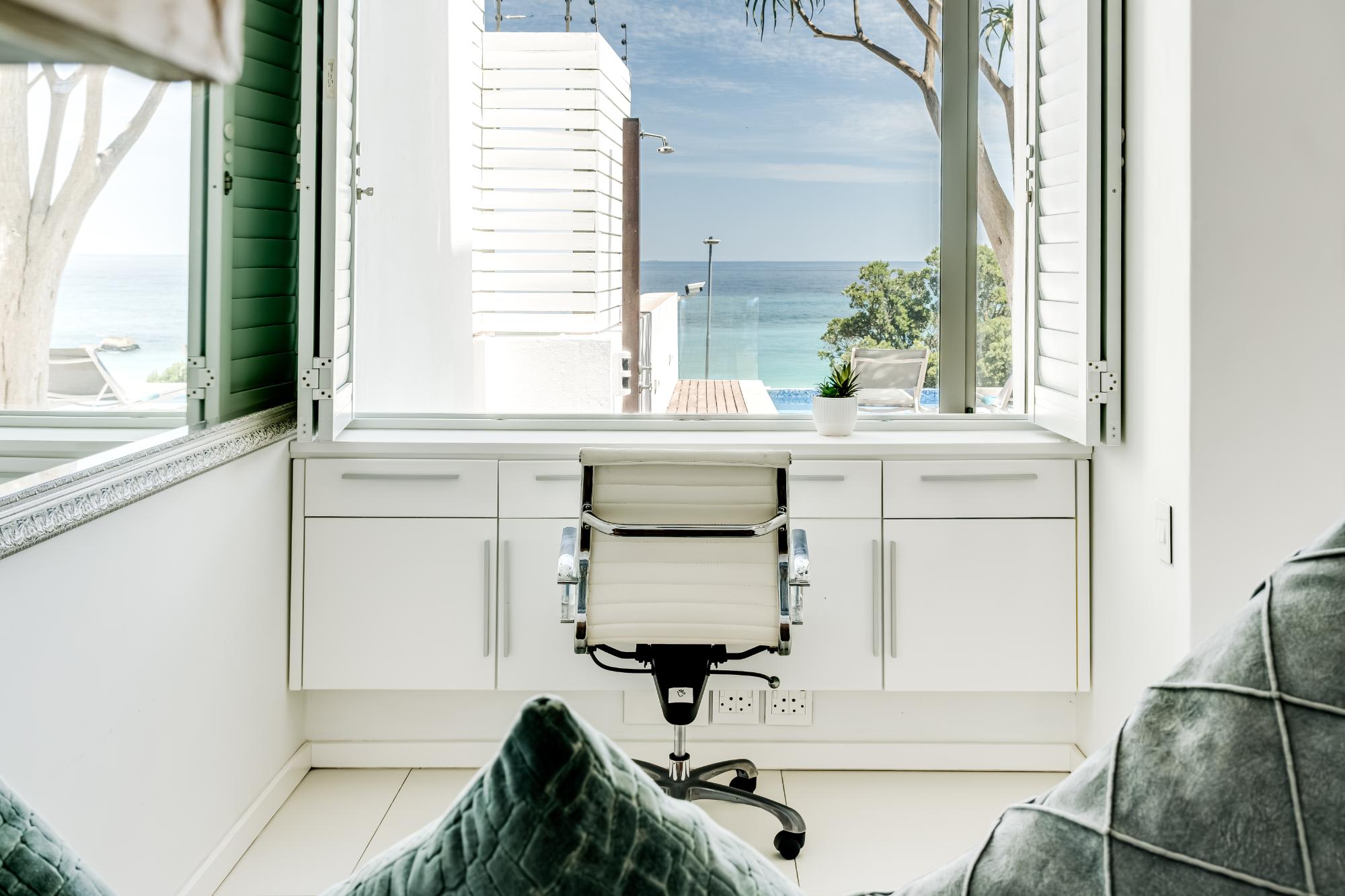 Villa Bleu Blanc in Camps Bay with Pool and Views - Picture 24