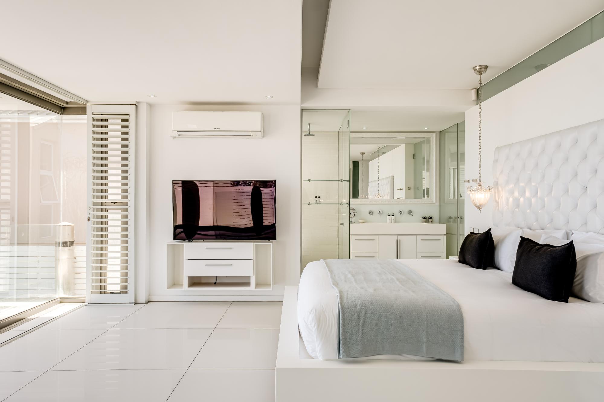 Villa Bleu Blanc in Camps Bay with Pool and Views - Picture 28