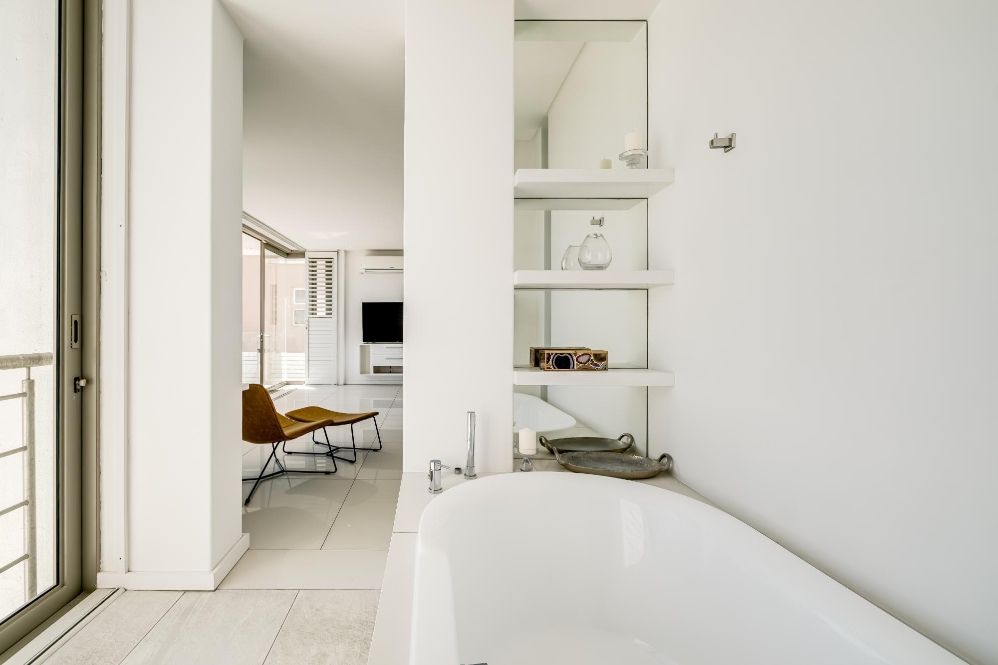 Villa Bleu Blanc in Camps Bay with Pool and Views - Picture 30