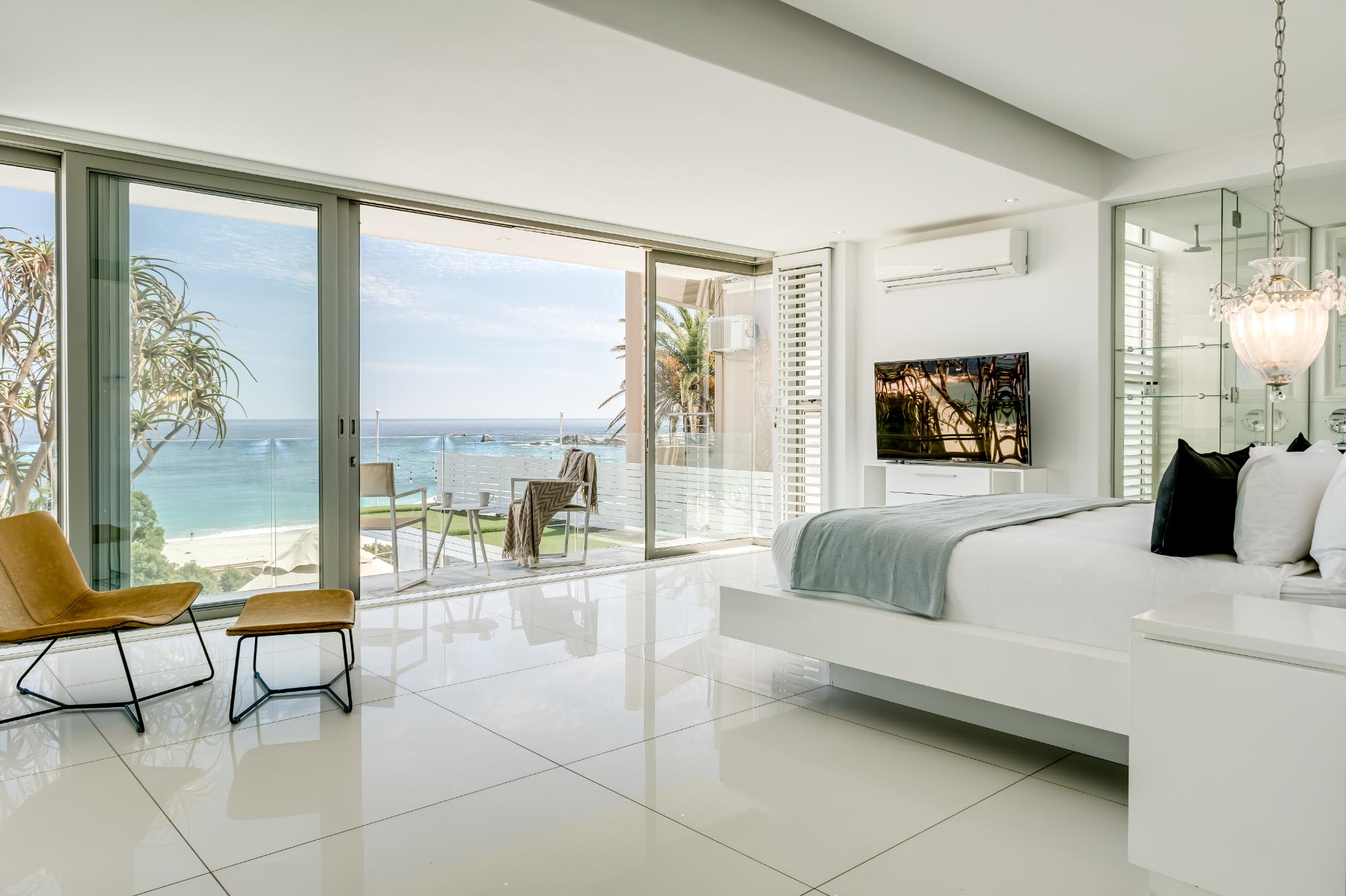Villa Bleu Blanc in Camps Bay with Pool and Views - Picture 27